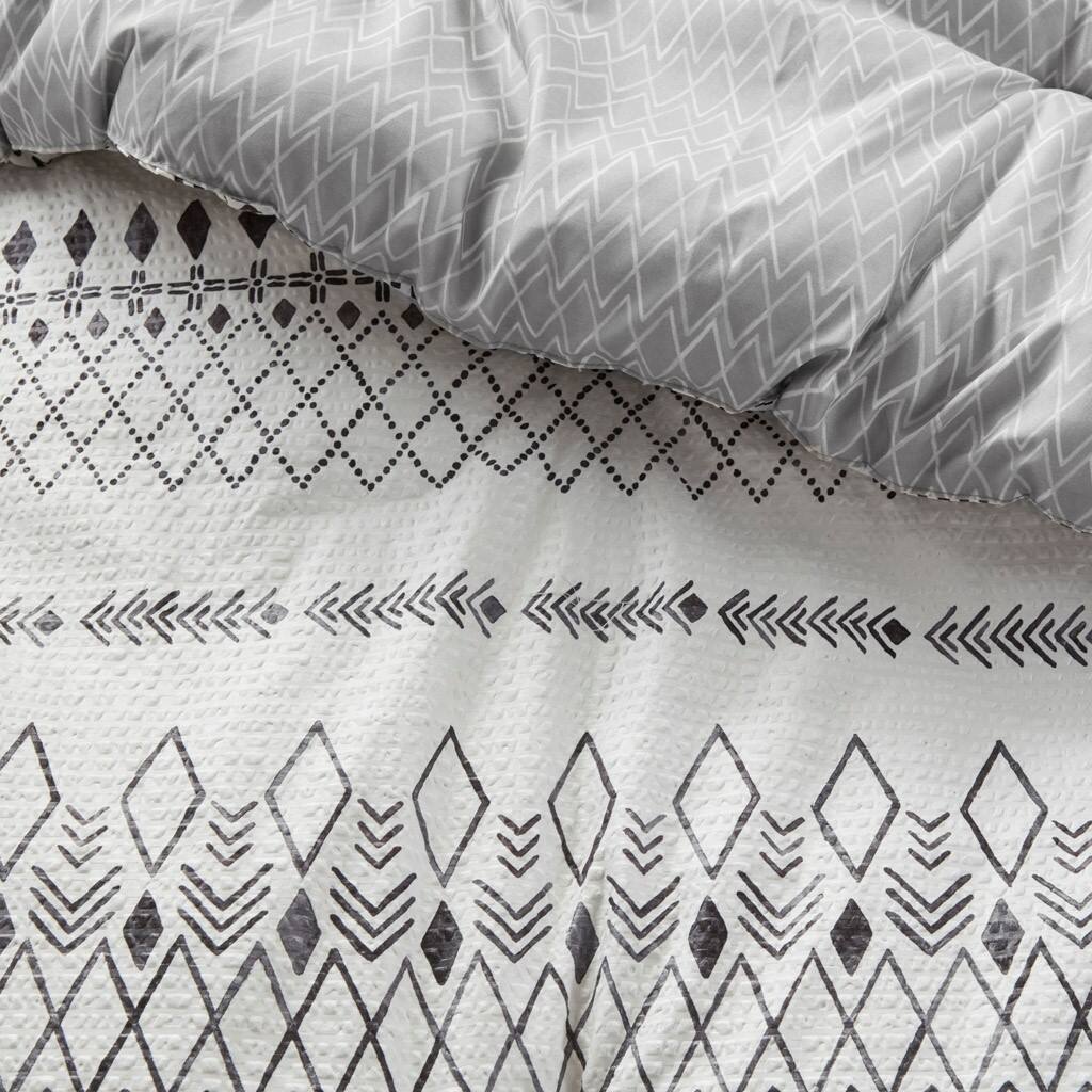 Alt View 5. Gracie Mills - Gracie Mills Penny Southwest-Inspired 5 Piece Seersucker Comforter Set with Decorative Pillows - Ivory/Black.