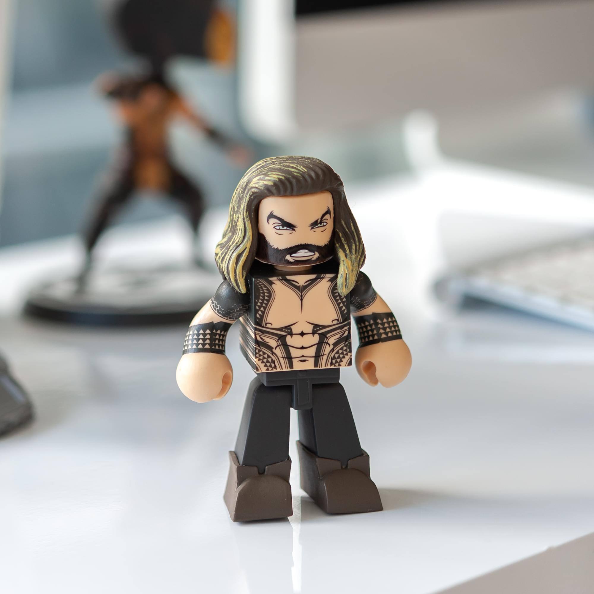 Alt View 4. Diamond Comic - Justice League Arthur Curry/Aquaman (Toynk Exclusive) 4" Vinimate Vinyl Figure - Multi-Color.