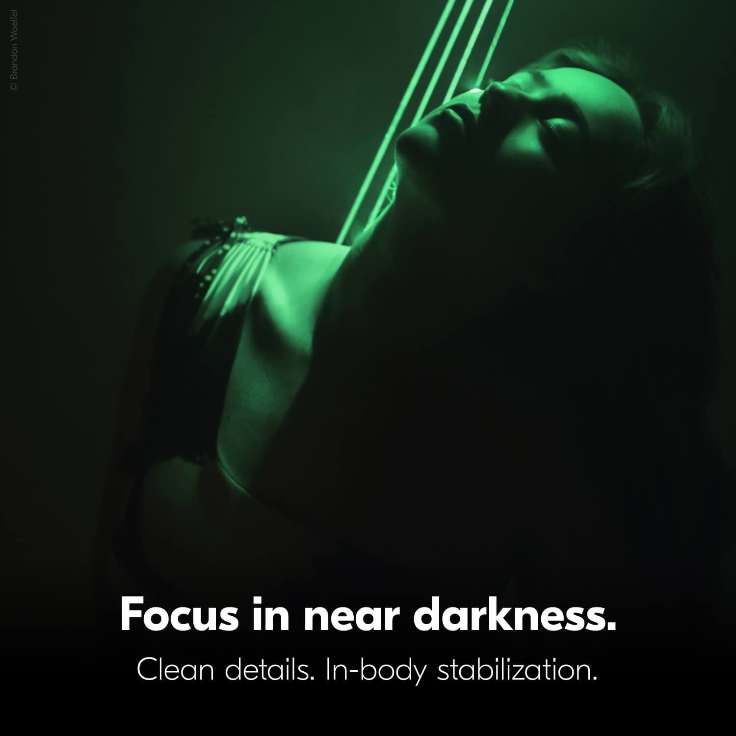 The corrected text is:

"Focus in near darkness. Clean details. In-body stabilization."