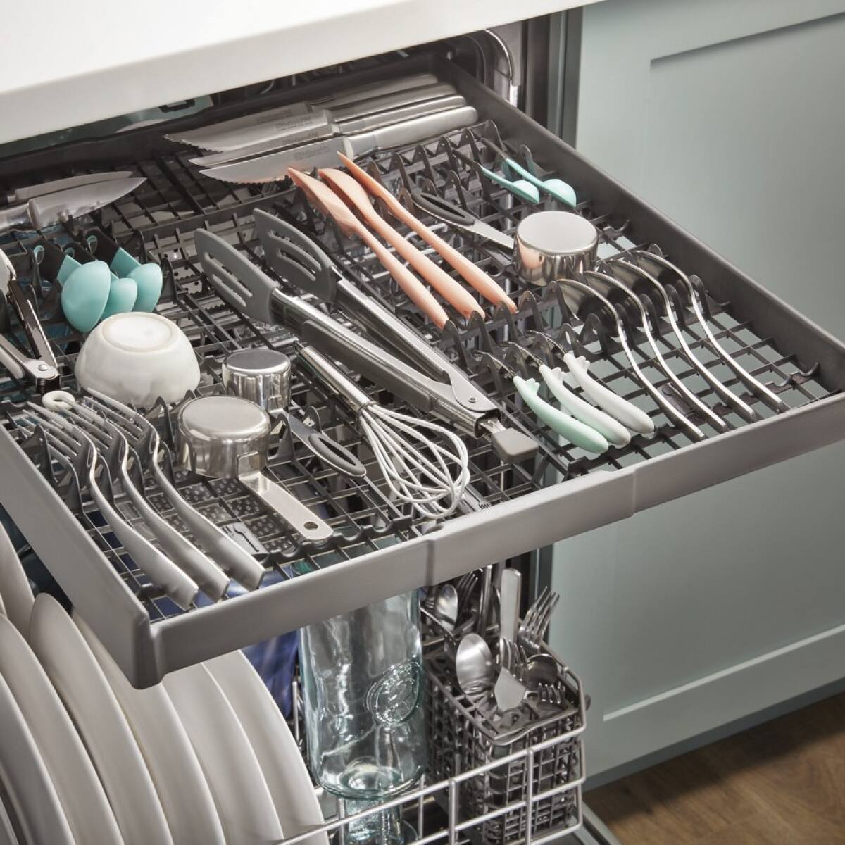 Alt View 8. Whirlpool - Whirlpool - 24” Stainless Steel Dishwasher with AI Intelligent Wash - 47 dBA .- White - White.