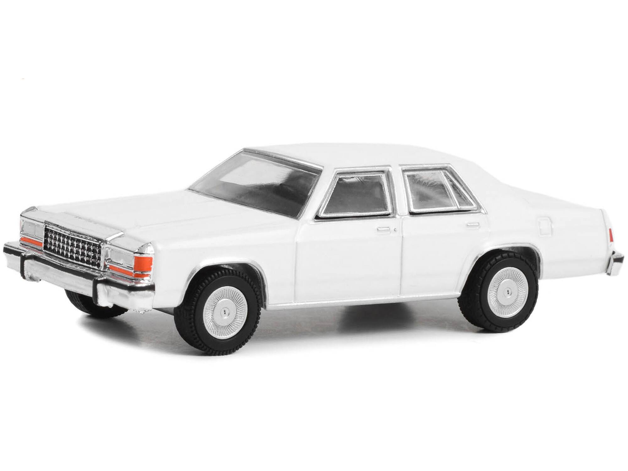 Left. Greenlight - 1980-1991 Ford LTD Crown Victoria Police White "Hot Pursuit" "Hobby Exclusive" Series 1/64 - White.