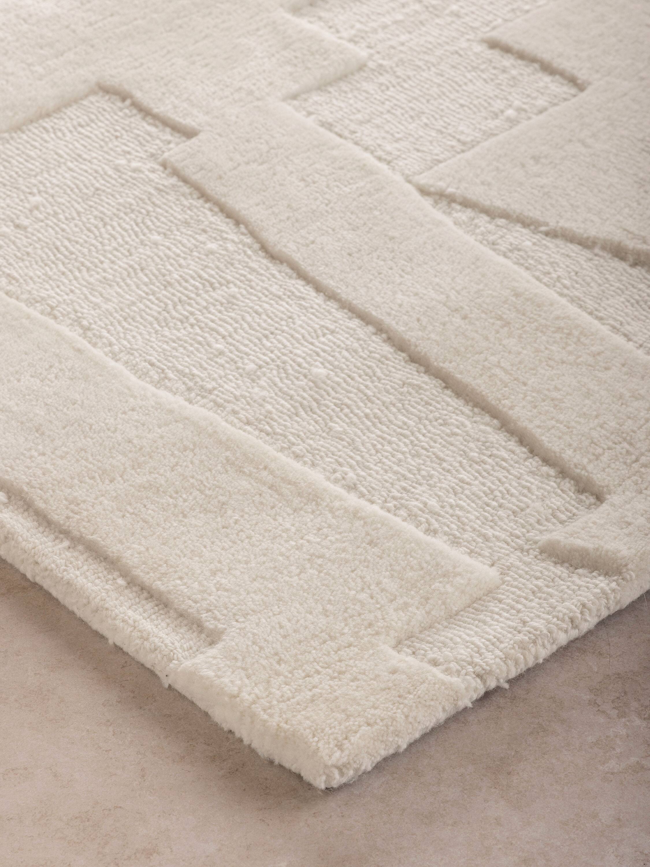 Back. GAURI KOHLI - Furano Rug - Shades of ivory.