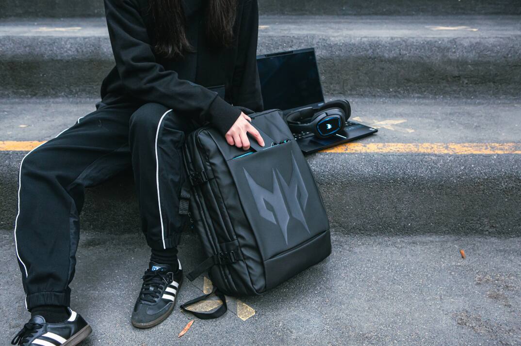 Alt View 6. Acer - Predator Robust Backpack - Fits 18" Laptop Expandable 30L Water-Repellent Anti-Theft Pocket Chest Strap - Black.