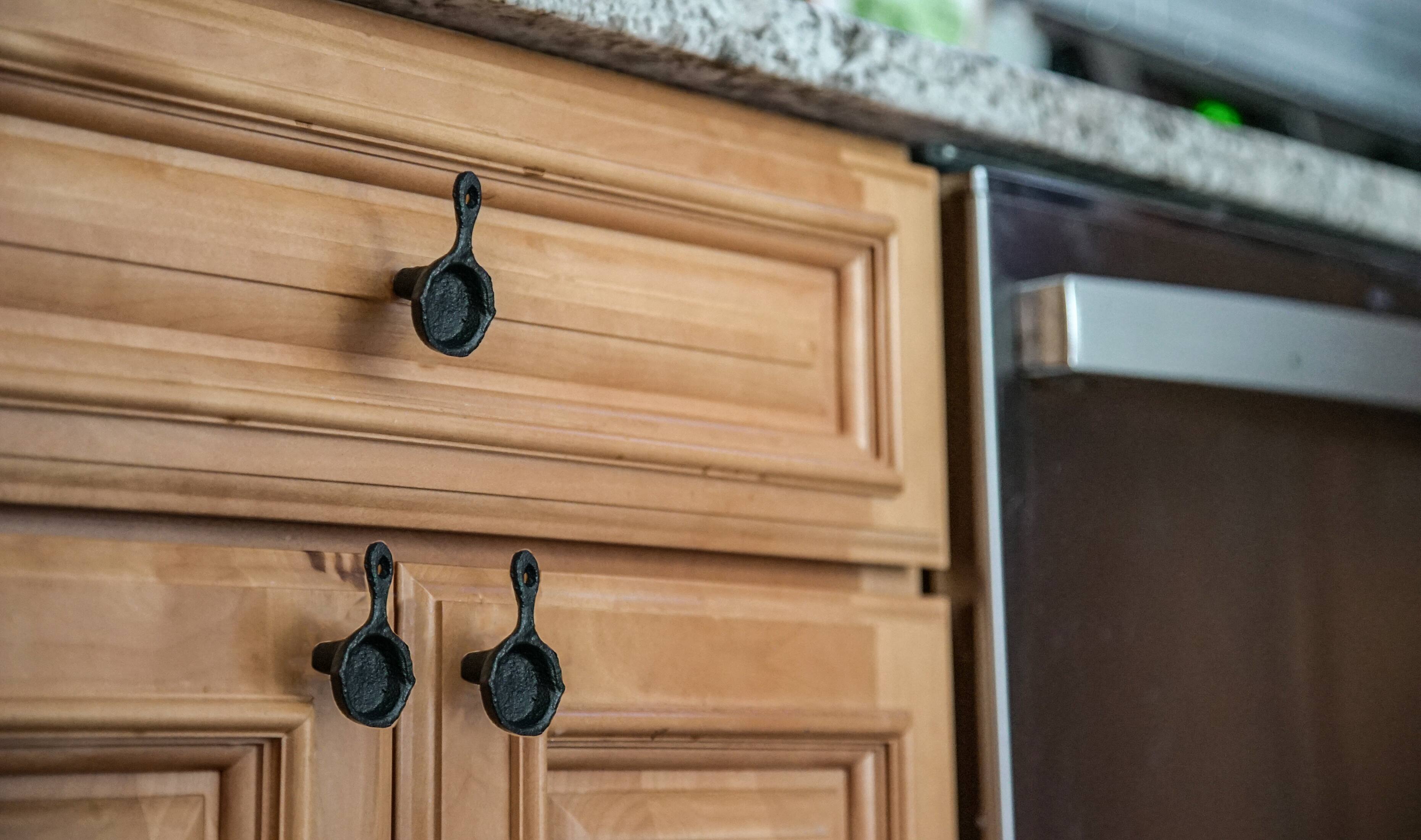 Alt View 4. Zeckos - Set of 6 Mini Cast Iron Skillet Drawer Pulls Decorative Kitchen Cabinet Knobs - Black.