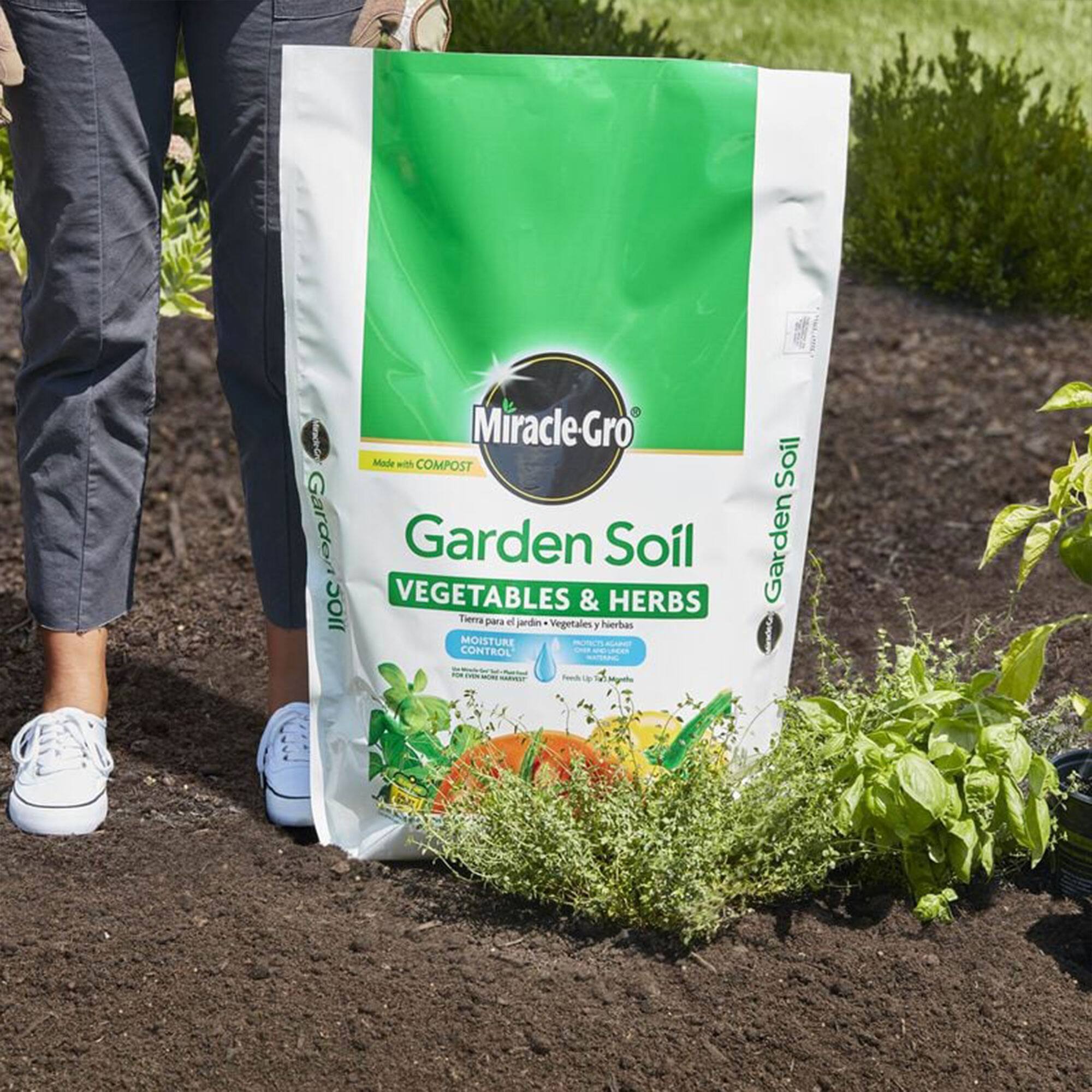 Miracle-Gro Garden Soil  
Made with COMPOST  
VEGETABLES & HERBS  
Terra para el jardín Vegetales y hierbas  
MOISTURE CONTROL  
Garden Soil