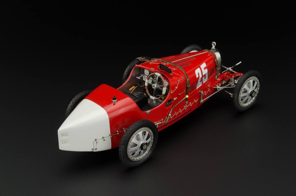 Alt View 3. CMC - Bugatti T35 #25 National Colour Project Grand Prix Portugal Ltd Ed to 500 pcs Worldwide 1/18 Diecast Model Car by CMC.