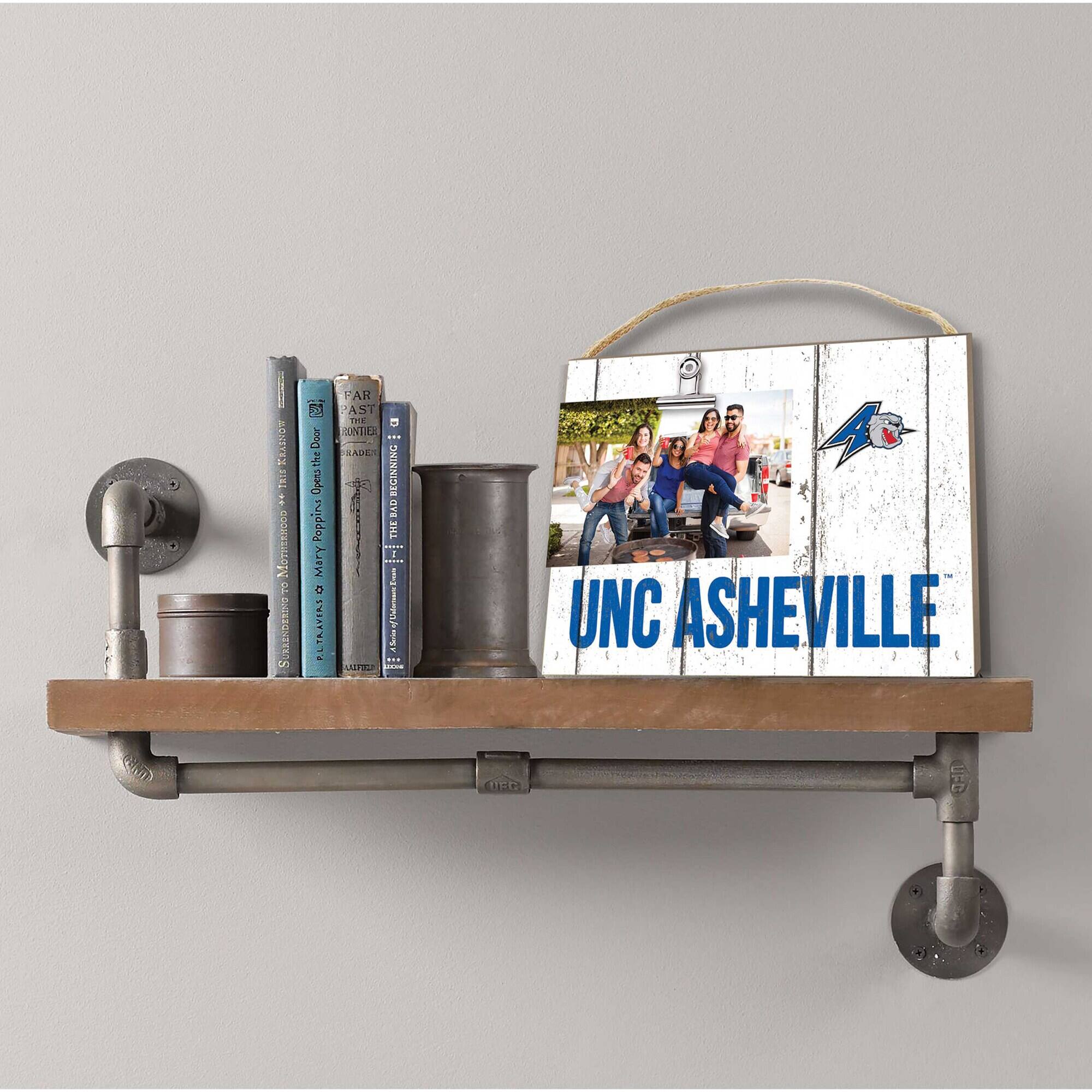 ALOISEYEN: P SURLENDERSIO F Door the Open Poppir Mary o PL.TRAVEAS PAR AST THE OUNTID I SAME RECINMING BAD THE Esan I + ! I 4 UNC ASHEVILLE DEC B