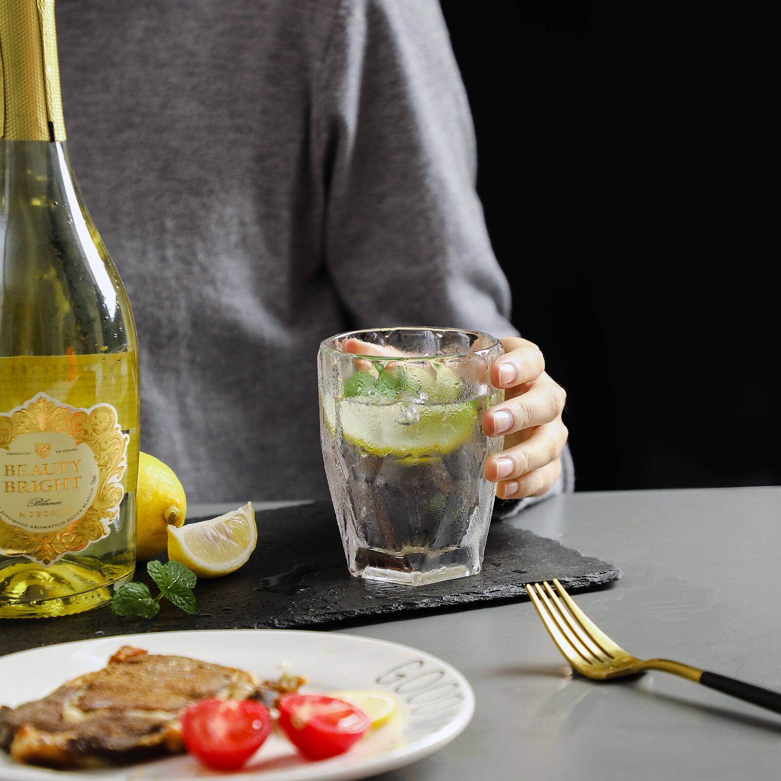 BEAUTY BRIGHT  
Champagne  
2018  
Aromas of lemon, apple, and a hint of vanilla.