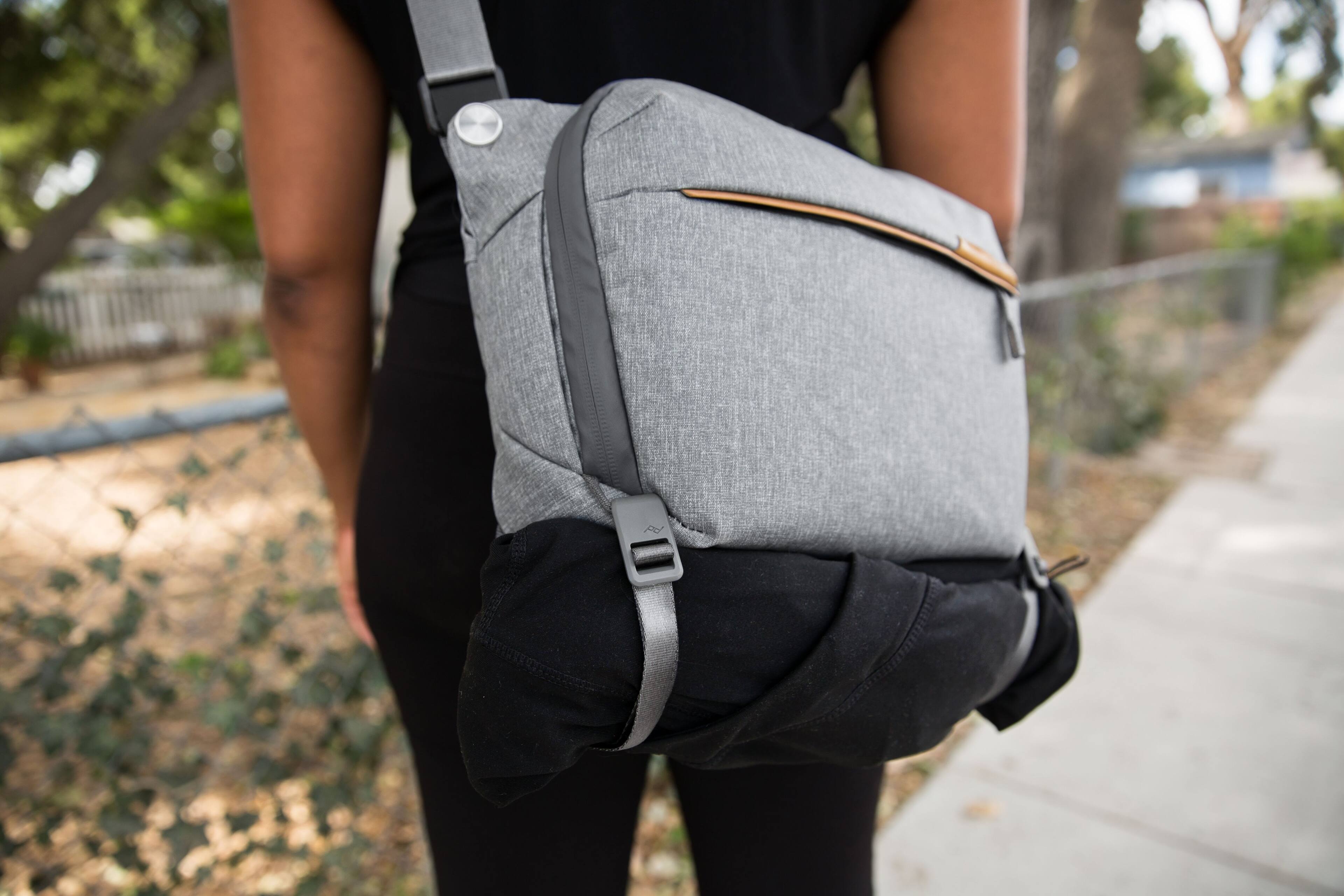Alt View 21. Peak Design - Everyday Sling V2 6L - Ash.