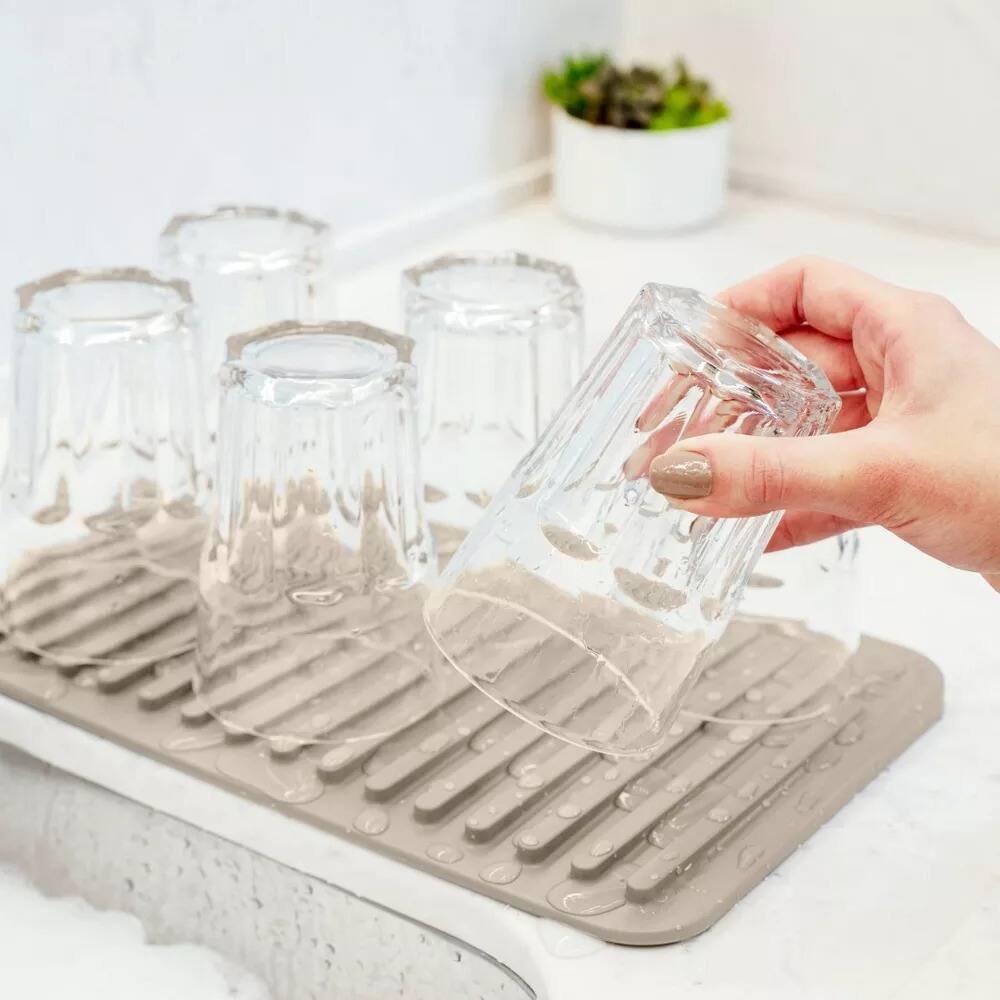 Angle. OU - OU Glasses Drying Mat for Kitchen Sink, 13.78" x 8.27" Nonslip Plastic Pad with Grooves - White - White.