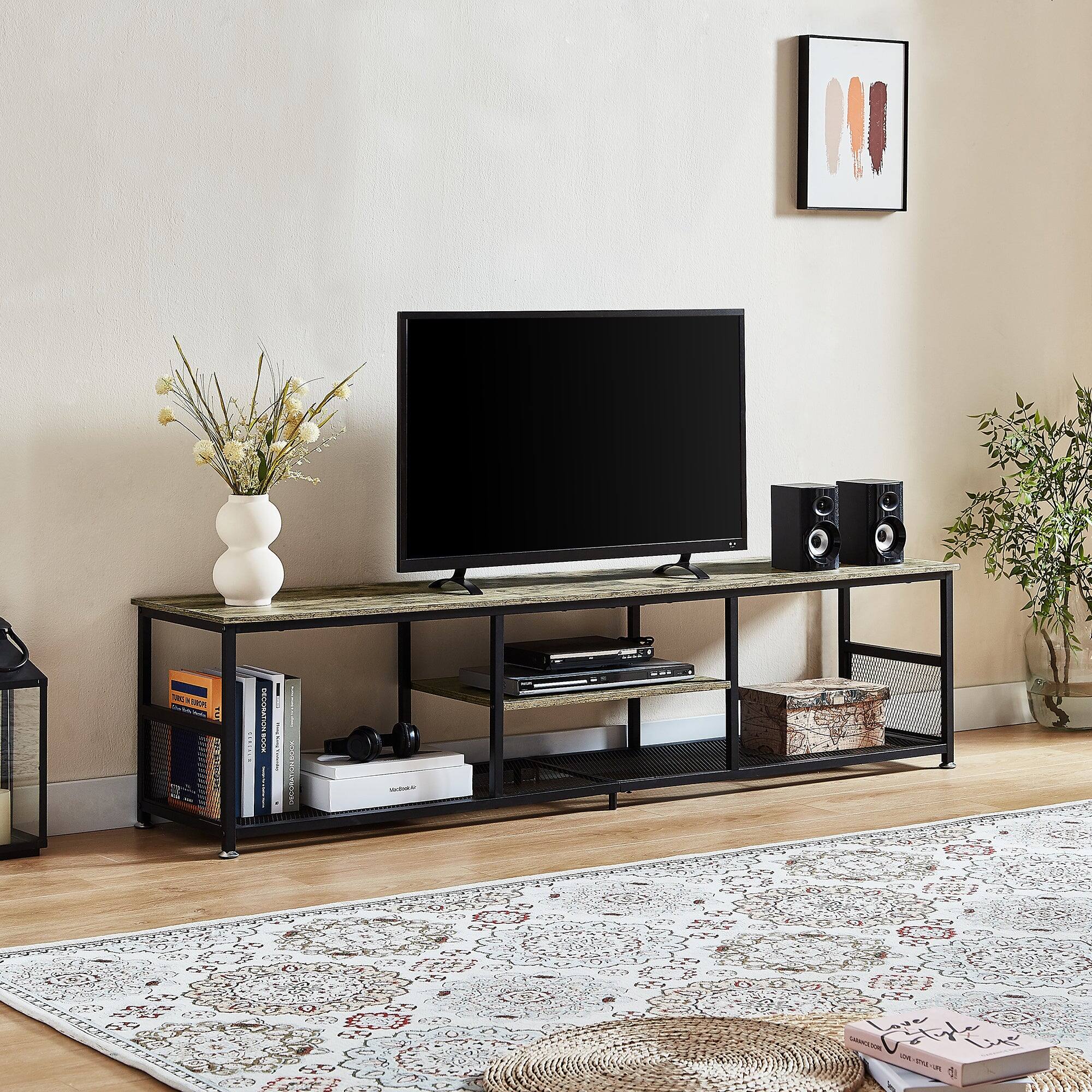 The text in the image is:

- "s O : I 1ppn | RETR Hm I | i : KEEE. !"

Corrected and grouped:

- "So I am here | I will be back | I see you!"