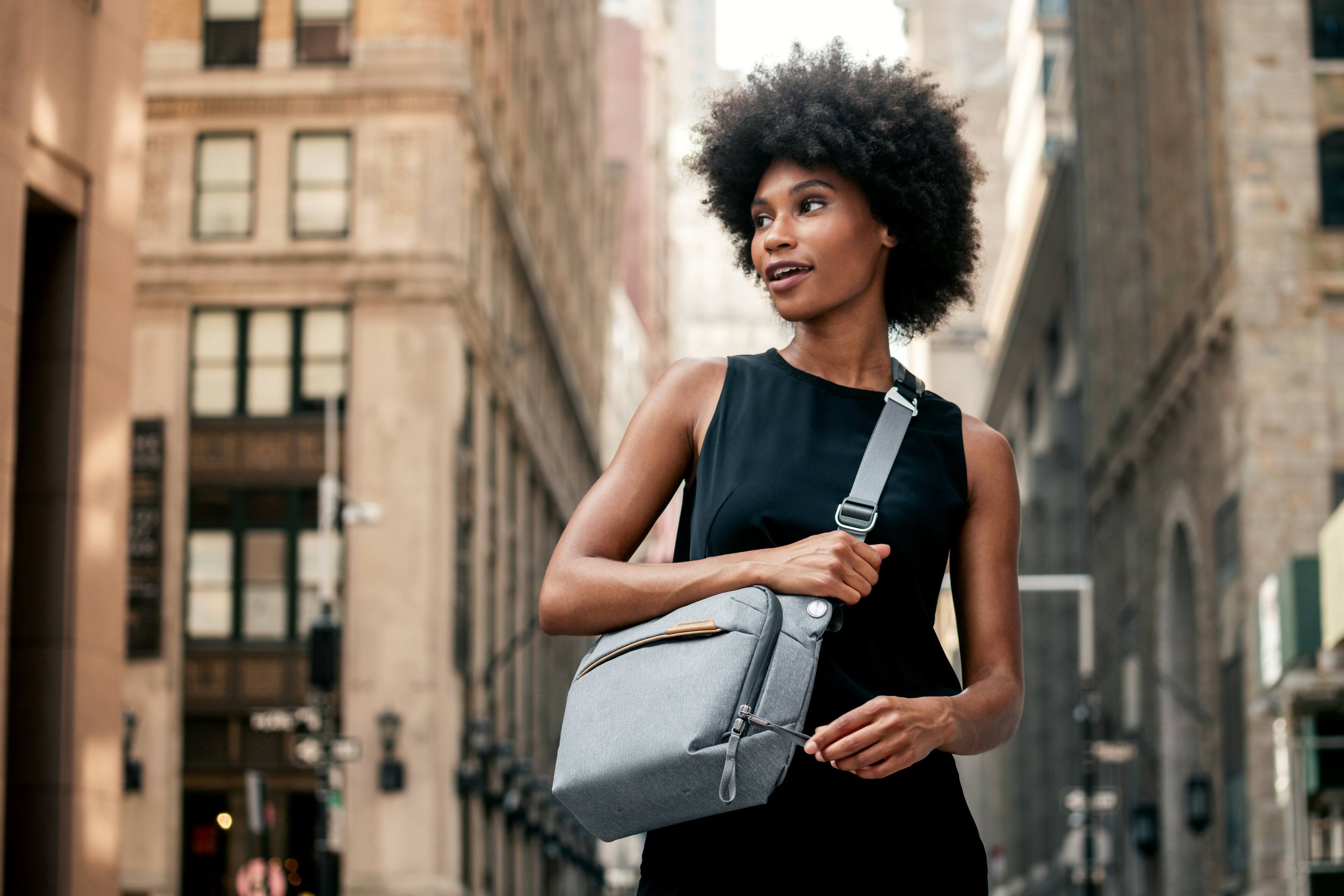 Alt View 16. Peak Design - Everyday Sling V2 6L - Ash.