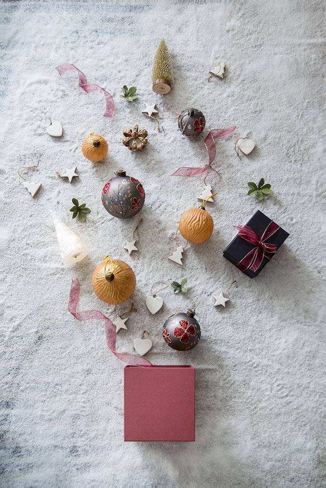 Angle. Dexmalle - Dexmalle D3.9 Christmas Tree Decorative Hanging Ball Ornaments,Set of 6-Gold - Gold.