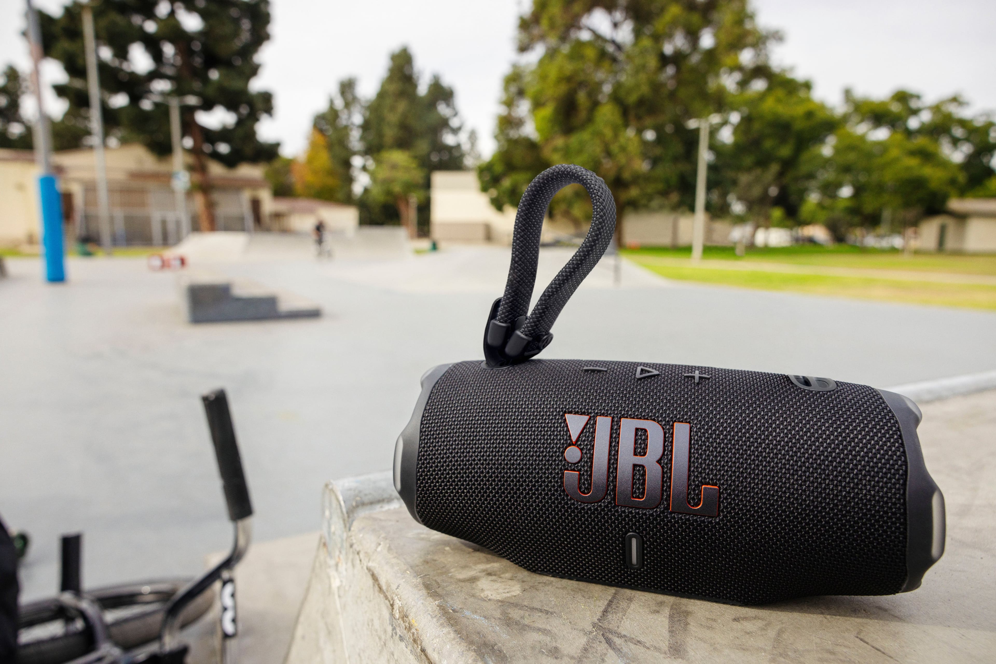 Alt View 8. JBL - Charge 6 Portable Wireless Speaker - 2025 - Black.