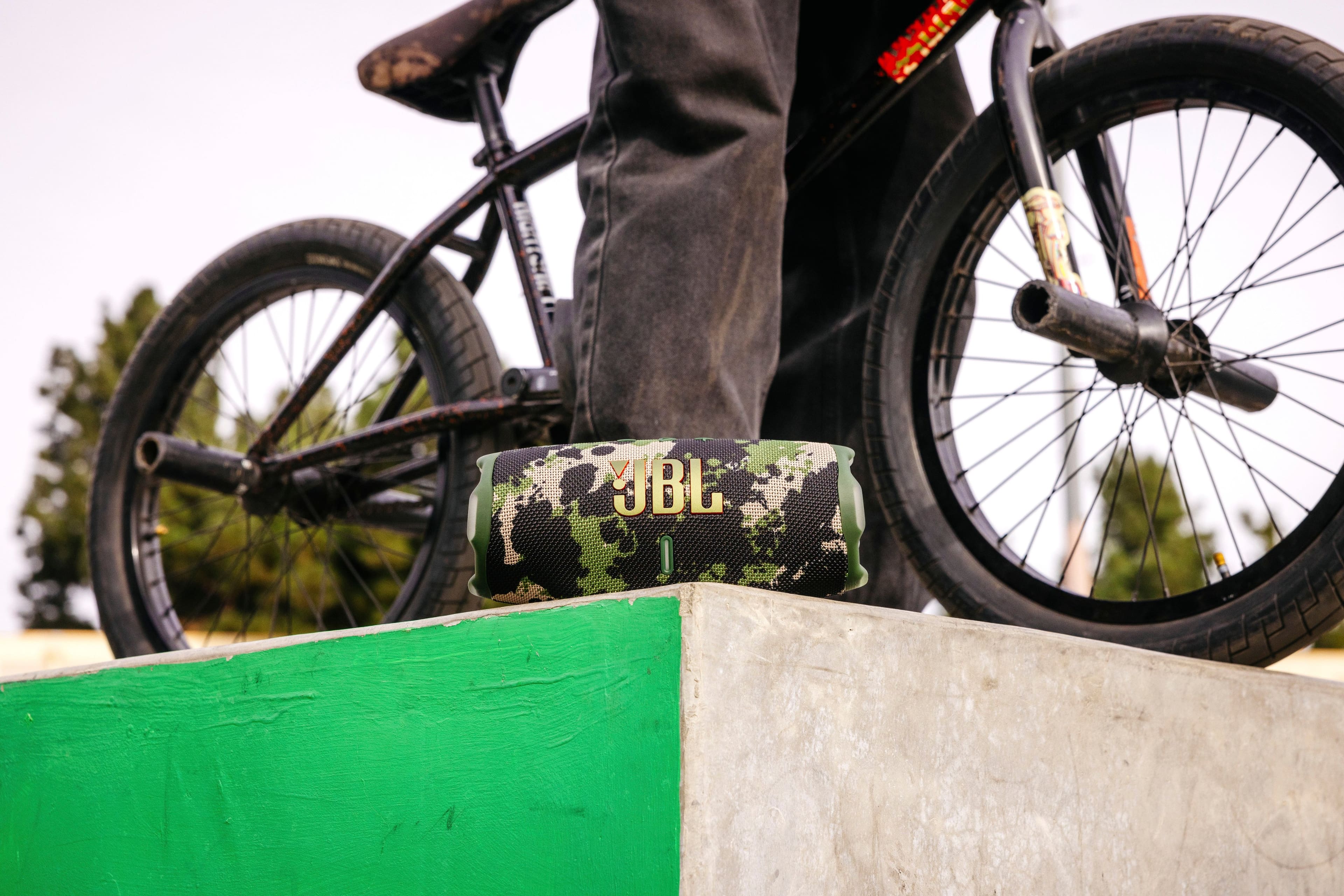 Alt View 13. JBL - Charge 6 Portable Wireless Speaker - 2025 - Black.