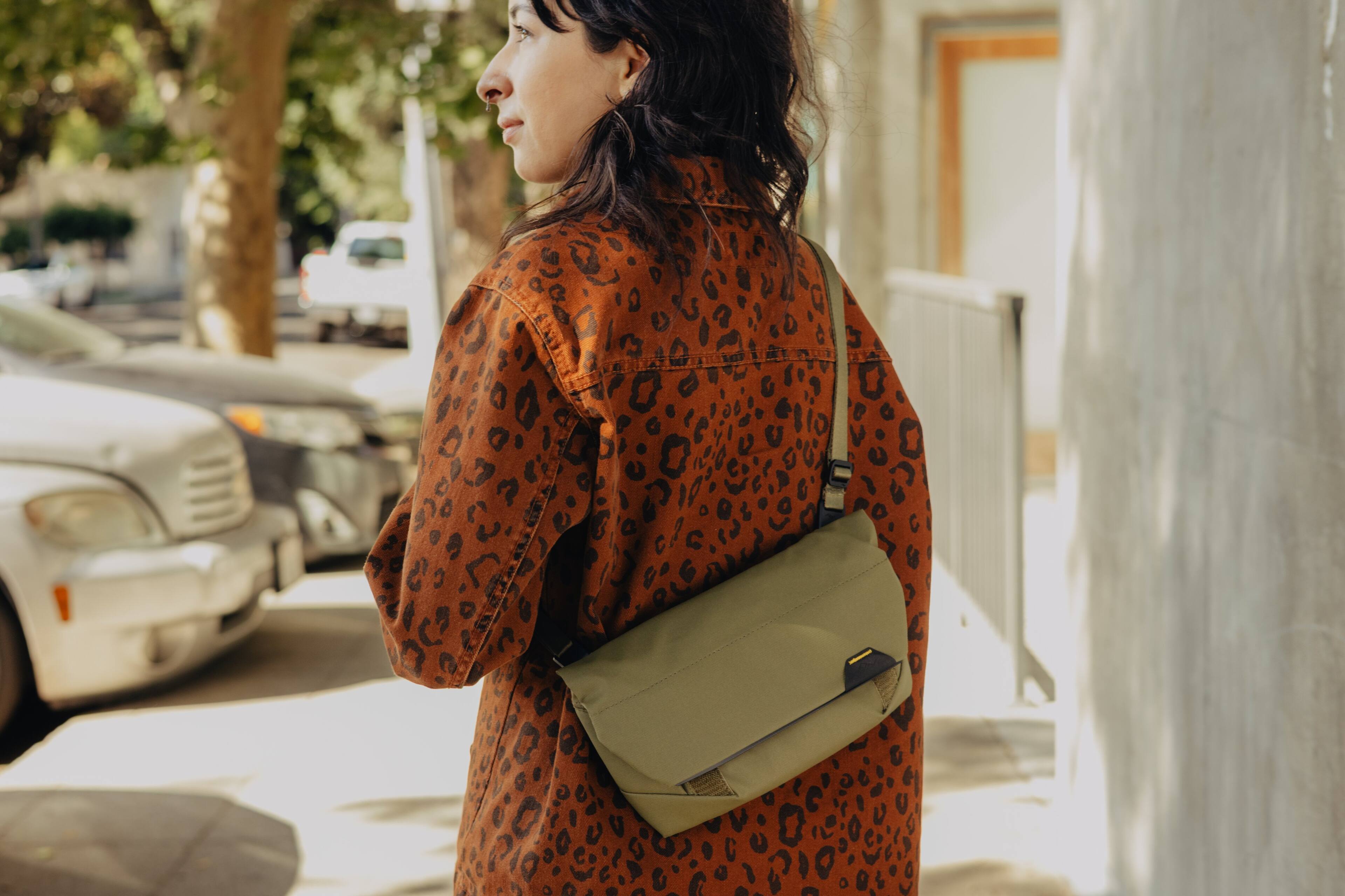 Left. Peak Design - The Field Pouch V2 - Kelp.