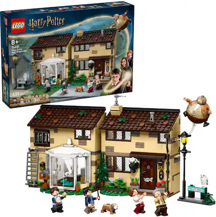 The text on the image is:
"LEGO Harry Potter 8+ 76451 Privet Drive Visit 639 pcs/pzs"
Corrected and grouped text:
"LEGO Harry Potter 8+ 76451 Privet Drive Visit 639 pcs/pzs"