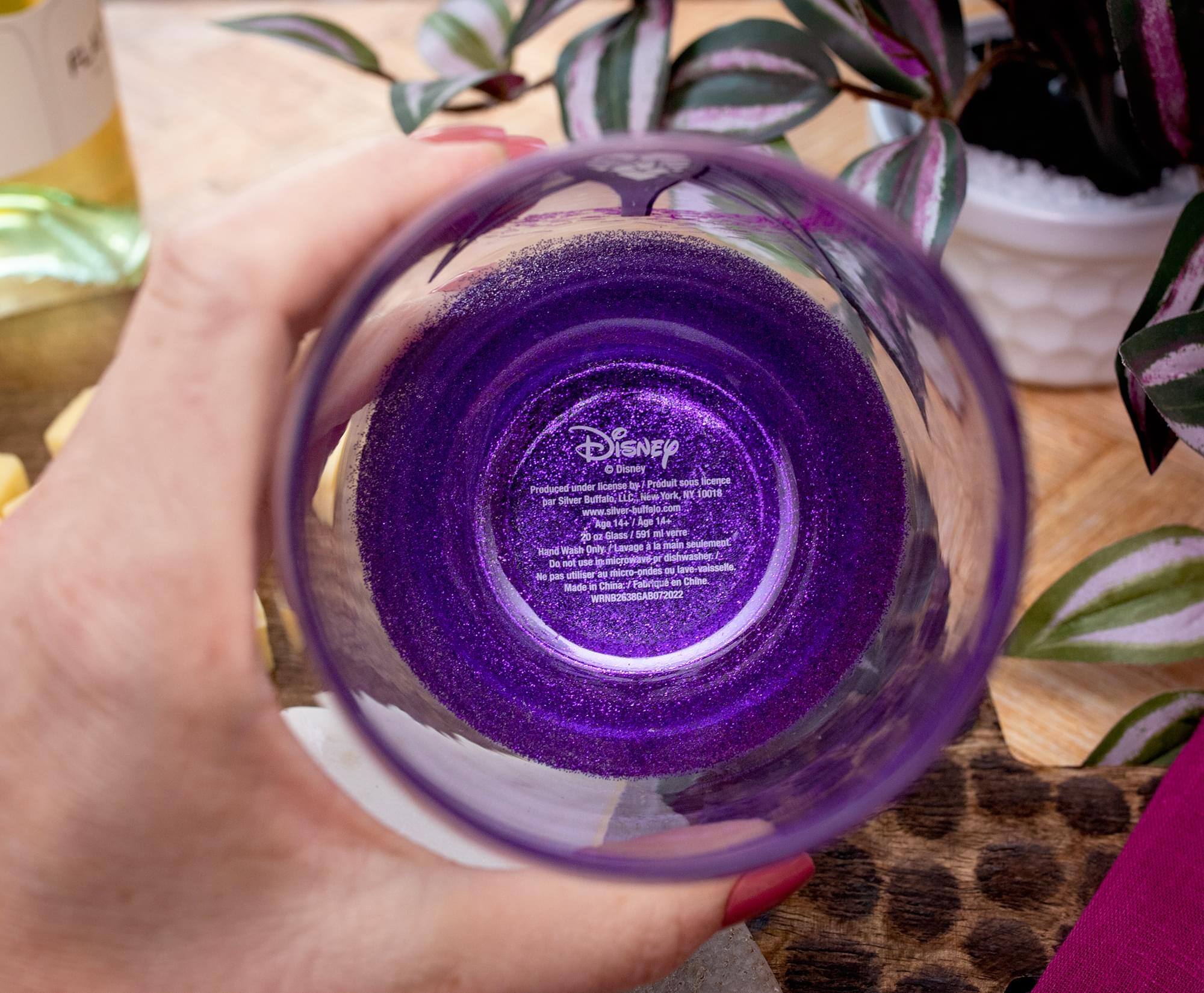 Disney  
© Disney  
Produit sous licence  
Produced under license  
ELE  
New York, NY 10018  
par Silver Bultelo  
www.silver-bultelo.com  

Age 14+  
1 Age 14+  

- Glass I hee vorTe 20 lavage I a mnain Josmeluse Hand Wash  
- Do not use in microwave  
- Do not use in dishwasher  
- Do not use in oven  
- Do not use in microwave  
- Do not use in dishwasher  
- Do not use in oven  

Made in China  
WRN82838GA8072022