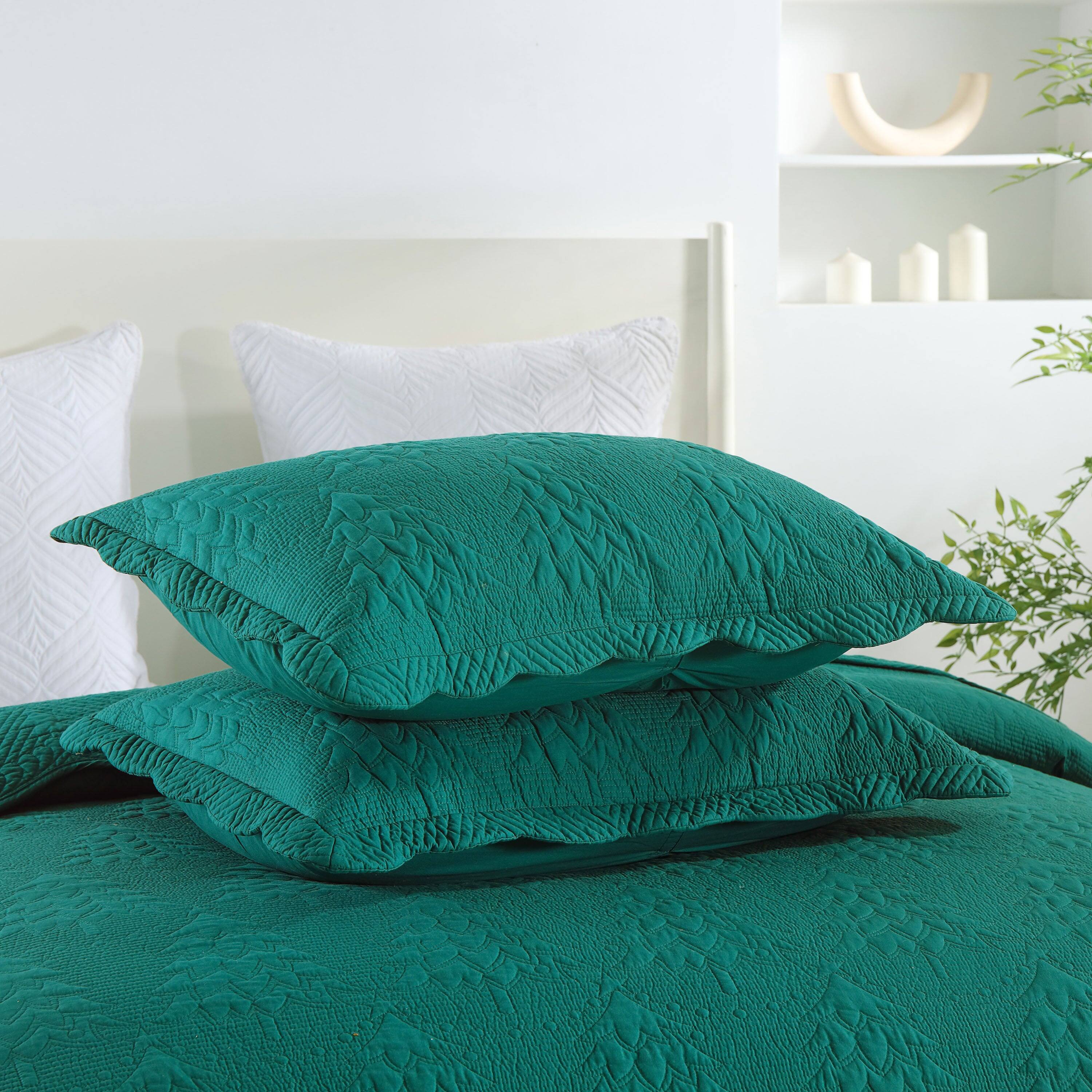Left. MarCielo - Marcielo 3 Piece 100% Cotton Christmas Tree Bedspread Set Coverlet Set Lightweight Quilt Set - Dark Green.