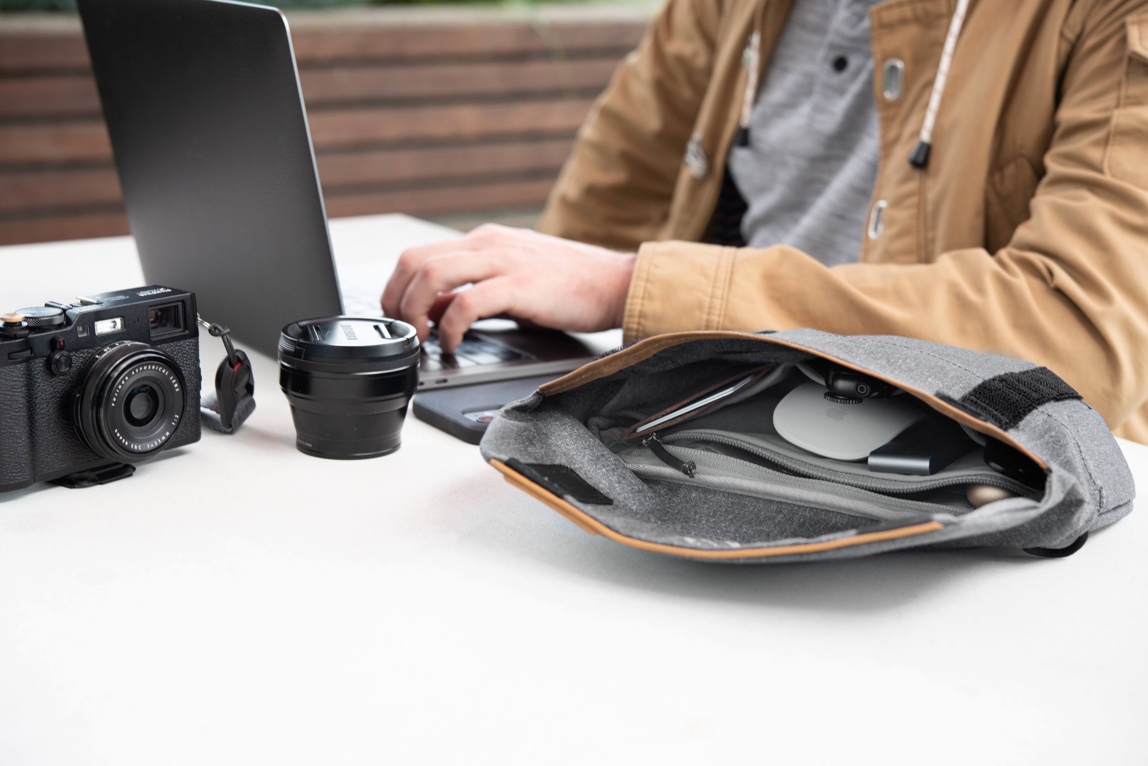 The text on the image reads "2 L DEBIEAL SEIEN LINE : STS 2NP 1NS."