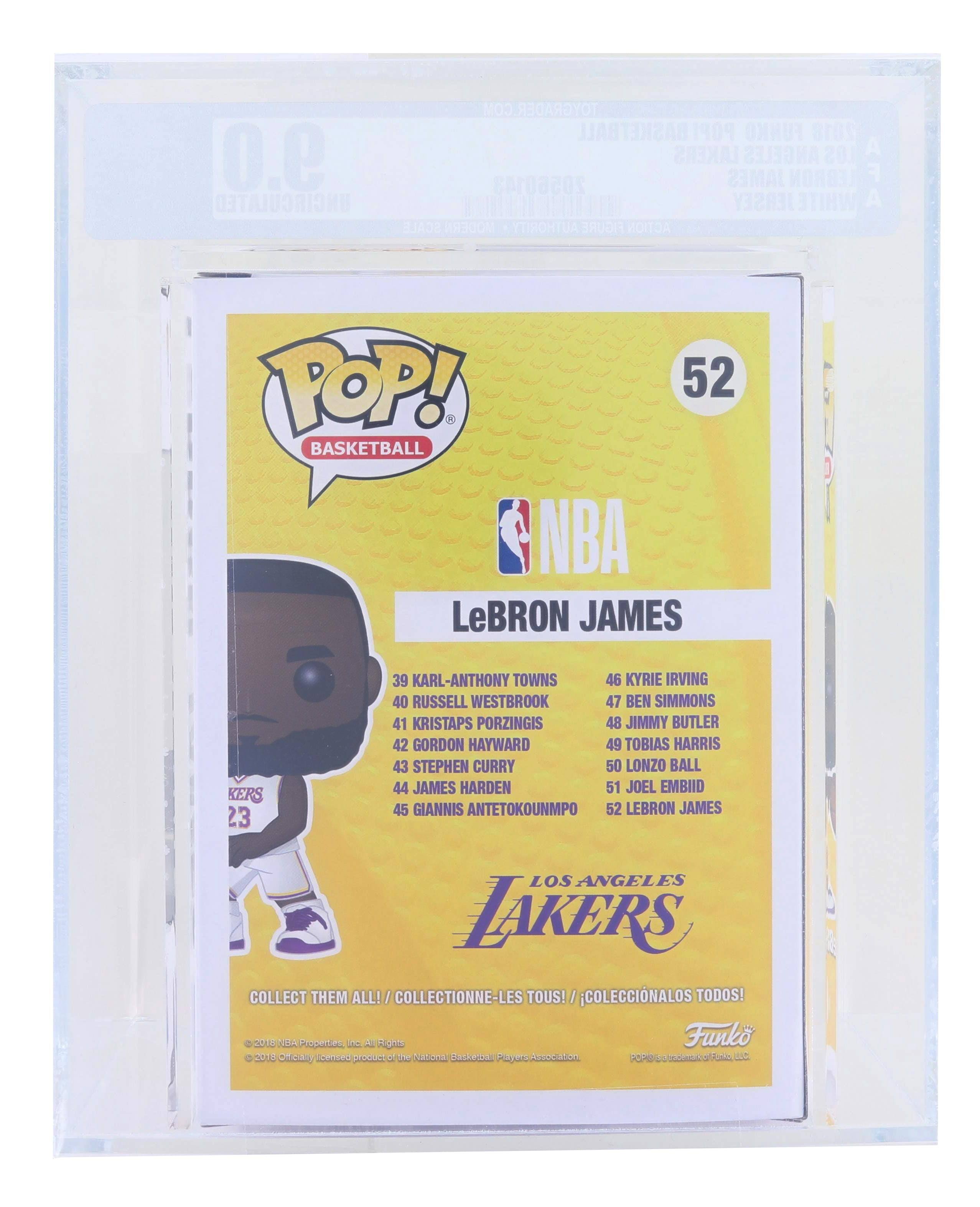 TOYGRADER.COM  
BASKETBALL POPI FUNKO 2018 LAKERS ANGELES  
A 9.0 20560143  
JAMES LEBRON F UNCIRCULATED T FI JERSEY WHITE A DERNSCAL TROTUA FIGURE ACTION POP!  
52  
BASKETBALL NBA  
LEBRON JAMES 39 KARL-ANTHONY TOWNS 46 KYRIE IRVING 40 RUSSELL WESTBROOK 47 BEN SIMMONS 41 KRISTAPS PORZINGIS 48 JIMMY BUTLER 42 GORDON HAYWARD 49 TOBIAS HARRIS 43 STEPHEN CURRY 50 LONZO BALL 44 JAMES HARDEN 51 JOEL EMBIID 45 GIANNIS ANTETOKOUNMPO 52 LEBRON JAMES 23 LOS ANGELES LAKERS  
COLLECT THEM ALL! / COLLECTIONNE-LES TOUS! / COLECCIONALOS TODOS!  
2018 NBA Properties, Inc. All