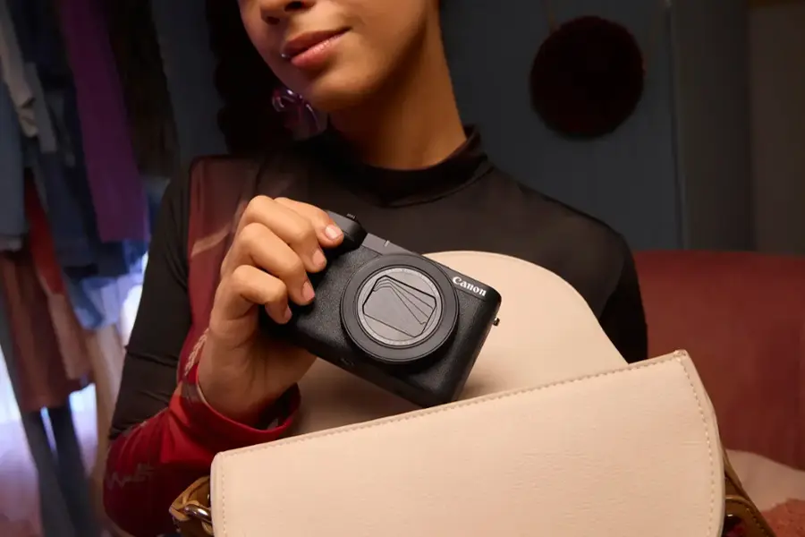 The text on the image is "Canon" and not "MAN UD Canon." The image shows a woman holding a Canon camera.