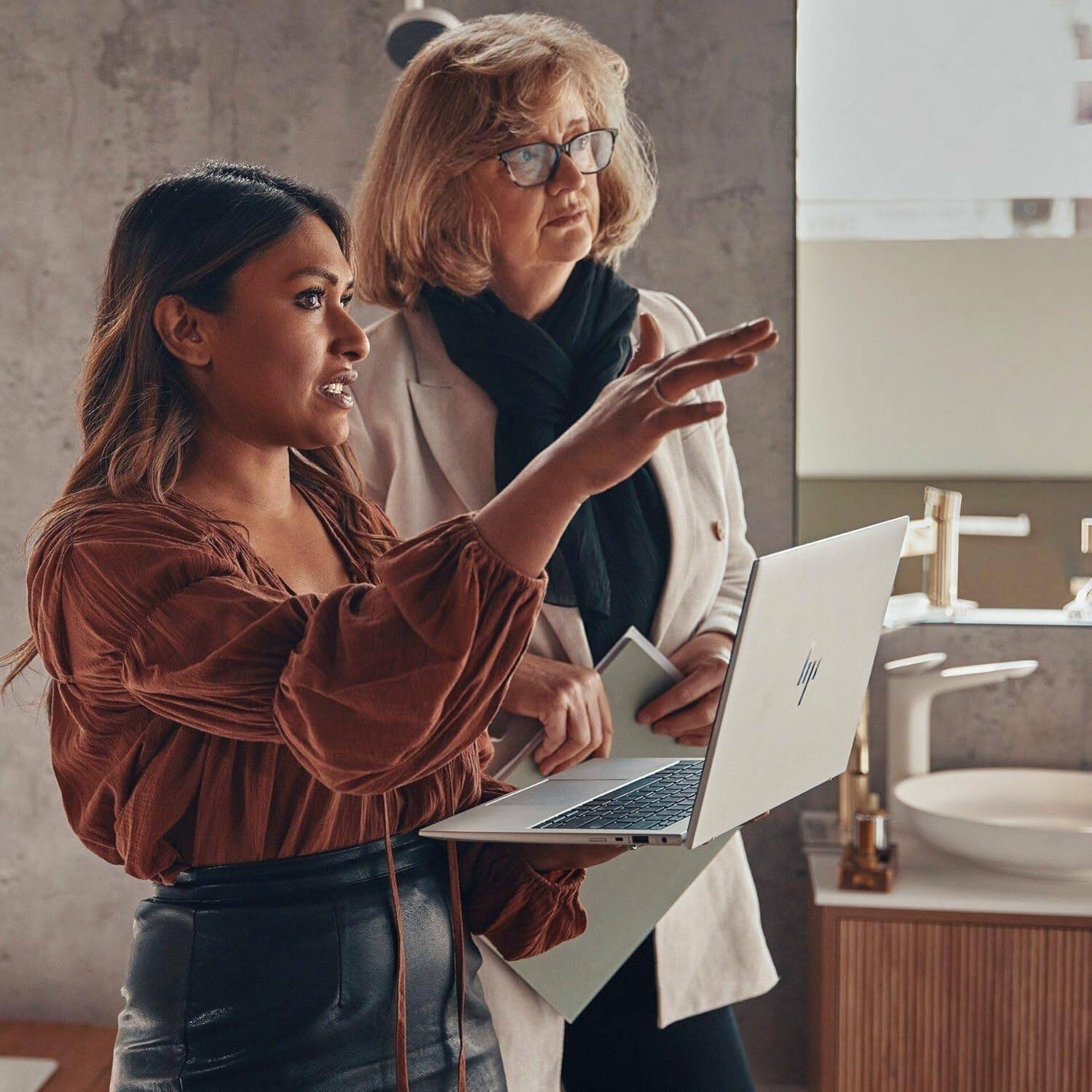 Alt View 8. HP - EliteBook 640 G11 14" WUXGA Laptop - Intel Core Ultra 7 with 32GB Memory - 1TB SSD - Thunderbolt 4 - Win 11Pro - Silver.