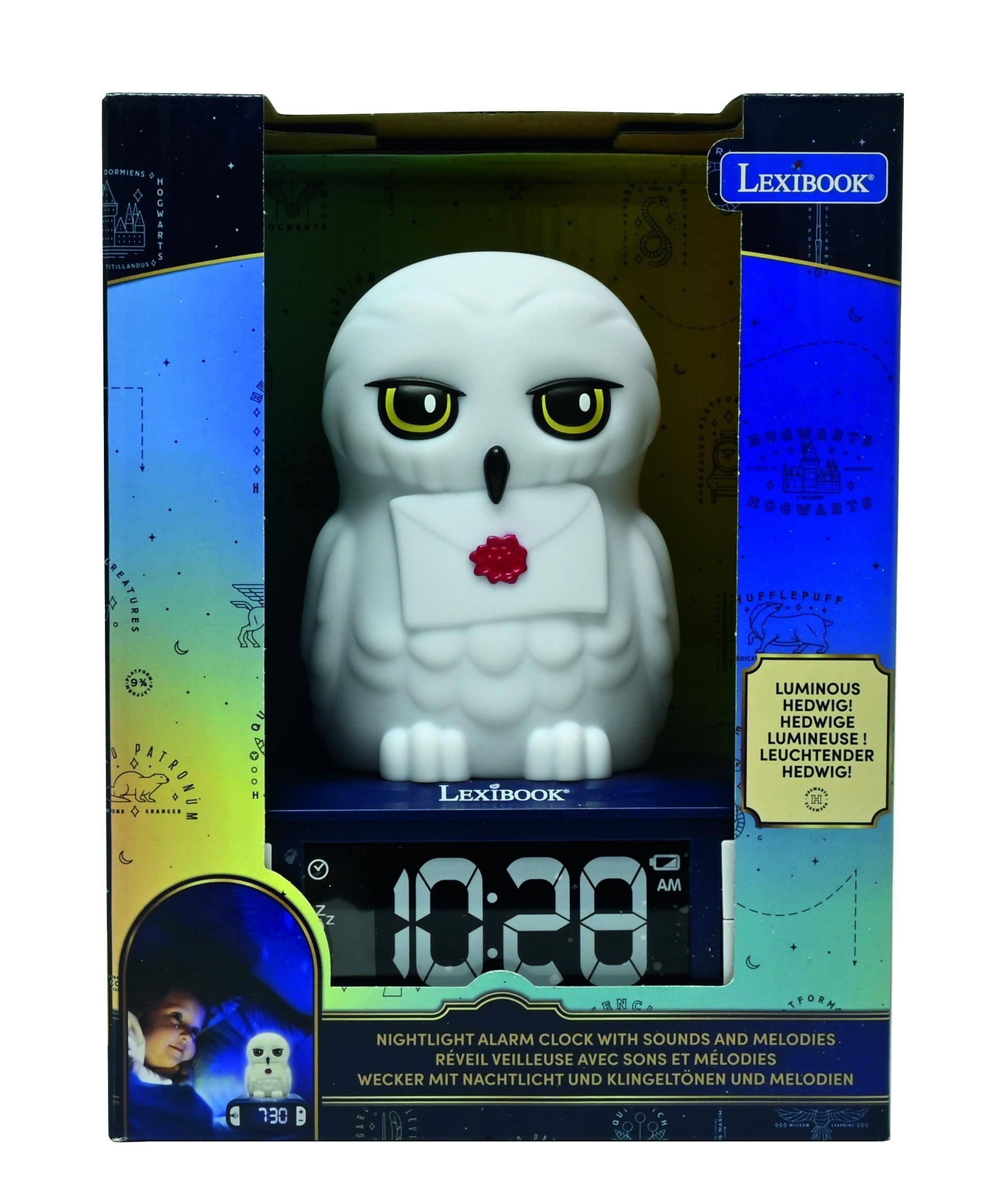 DOMIENS  
I STILLANDUS +  
8 LEXIBOOK FEATURES  
: MOOUARTS UPFLEPUFF ....  
PATRONOUS LUMINOUS HEDWIG!  
HEDWIGE LUMINEUSE LEUCHTENDER HEDWIG!  
LEXIBOOK x AM 10:28  
SFORM NIGHTLIGHT ALARM CLOCK WITH SOUNDS AND MELODIES  
REVEIL VEILLEUSE AVEC SONS ET MÉLODIEN  
WECKER MIT NACHTLICHT UND KLINGELTONEN UND MELODIEN  
DEL T | 1.0