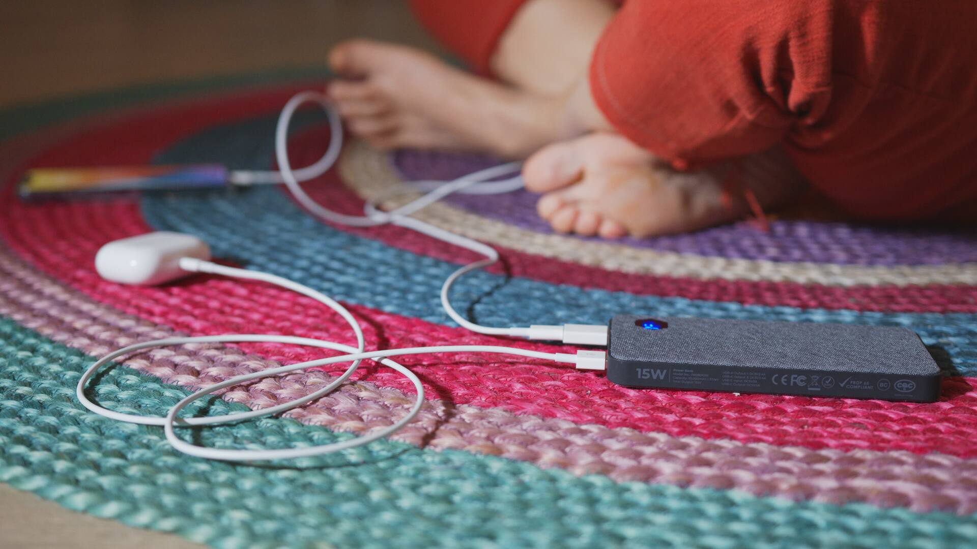 Alt View 18. Einova - Eggtronic Universal Ultra Fast Power Bank 63W - Canvas.