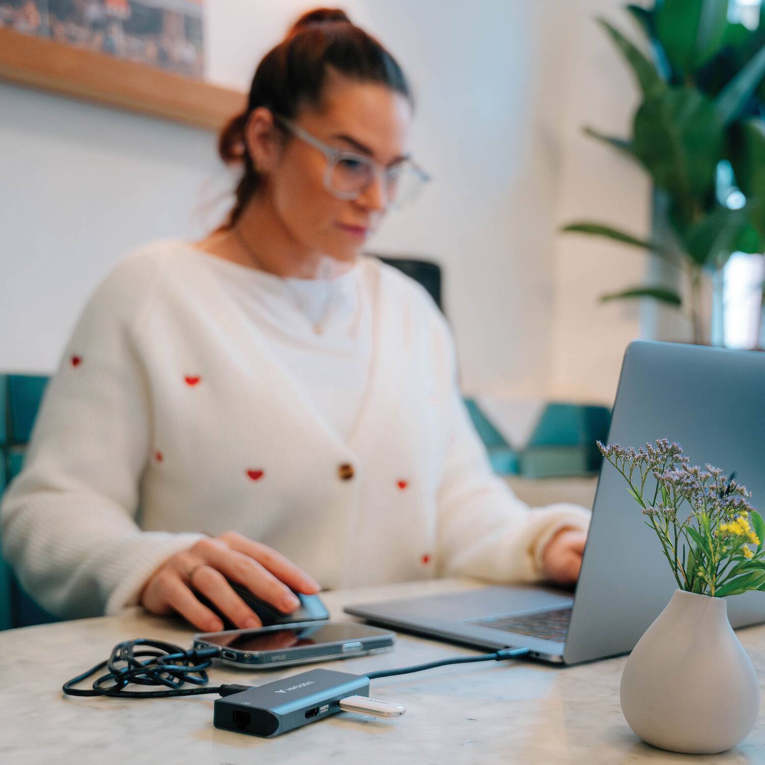 Left. Verbatim - USB-C Essentials 6-Port Hub 32157 - Gray.