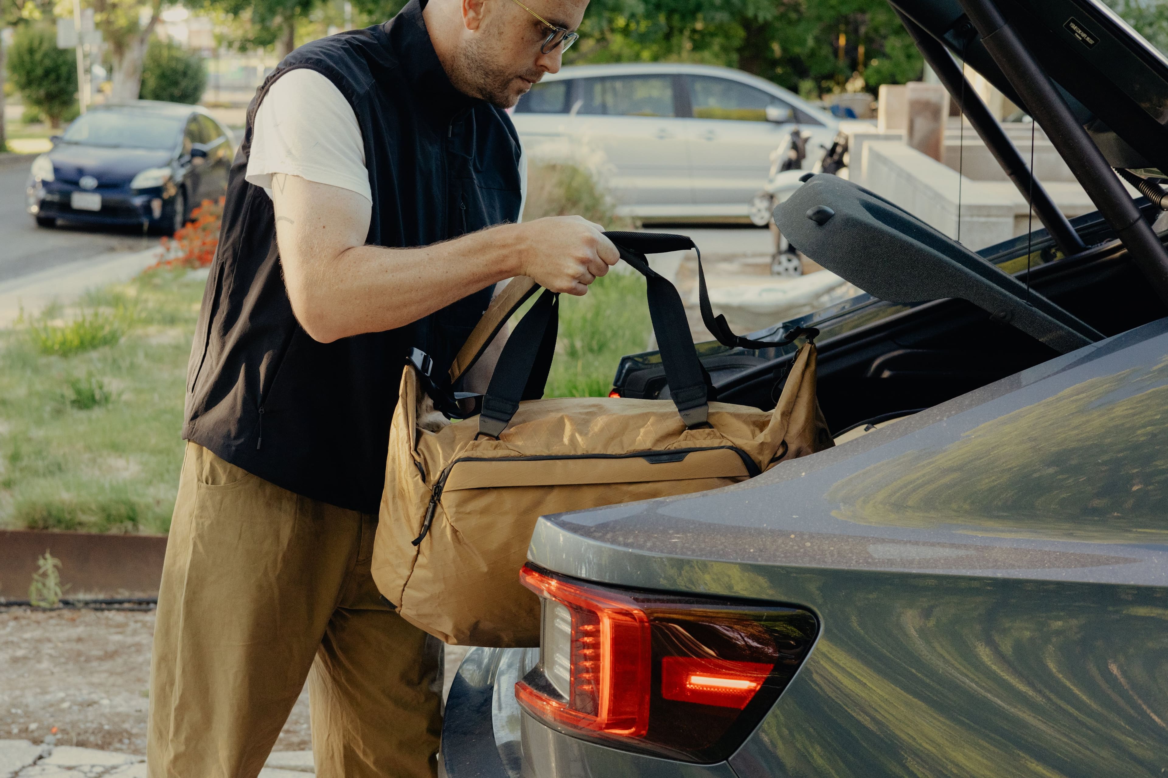 Alt View 20. Peak Design - Travel Duffel 35L - Coyote.