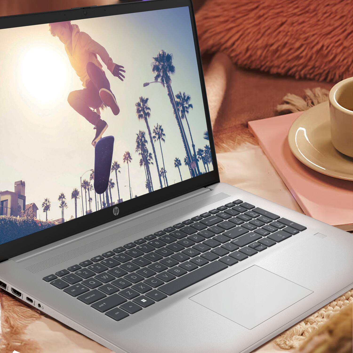 Alt View 4. HP - 17.3'' HD+ Touchscreen Laptop - Intel Core i5-1334U - 16GB RAM - 2TB SSD - FP Reader & Backlit KB - PCO Laptop Cooler - Rose.