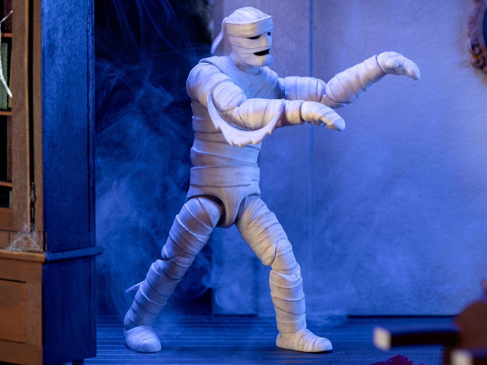 Left. Jada - Ankha 7" Moveable Figure with Accessories and Alternate Head and Hands "Scooby-Doo!" Franchise Model by Jada - White.