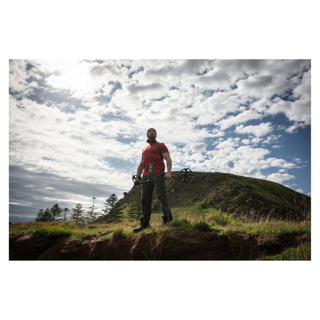 Back. Minelab - Equinox 700 - Black.