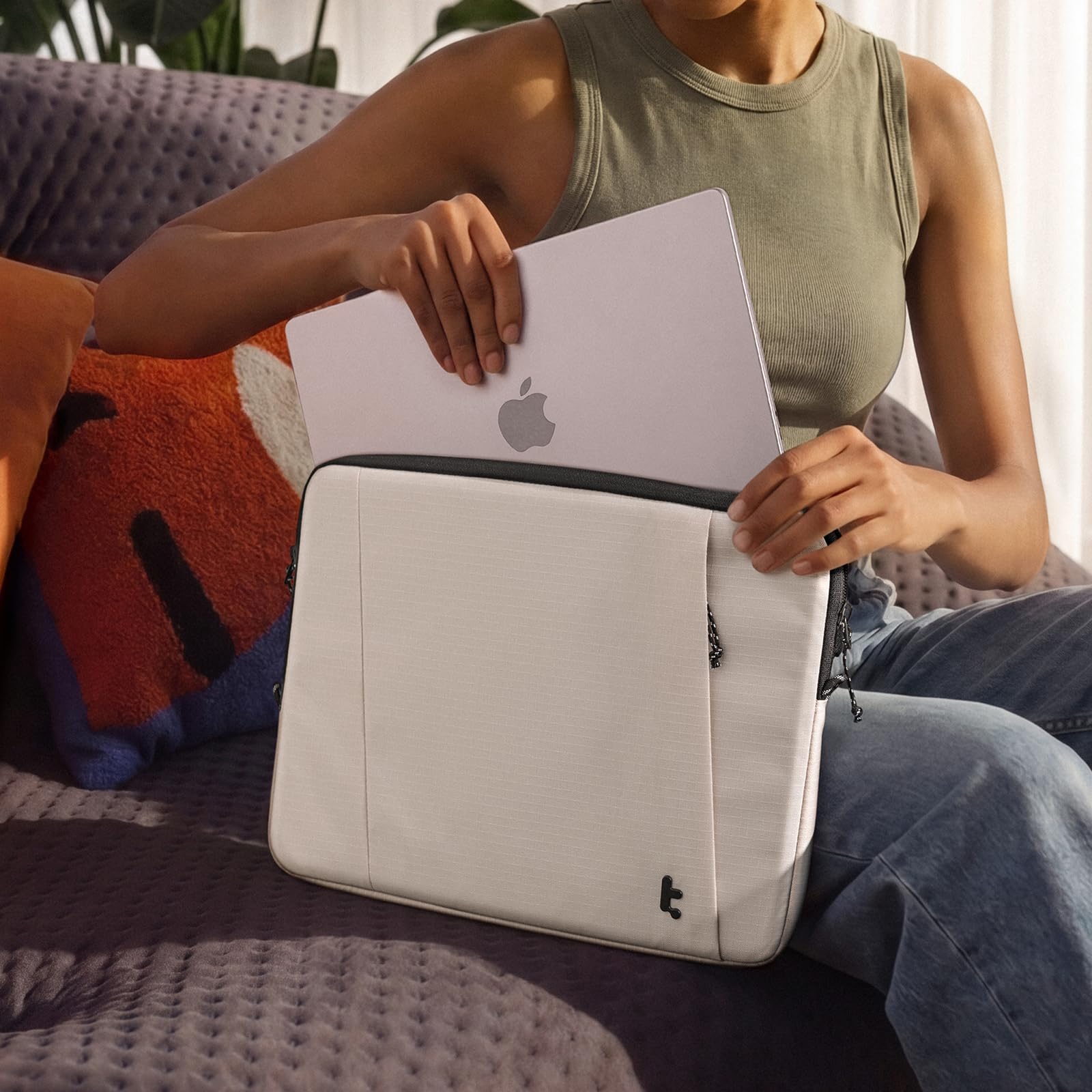 Alt View 6. tomtoc - Essence-A35 360° Protective Laptop Sleeve Case Bag for 15-inch MacBook Air (A3448)/Pro M5/M4/M3/M2 2026-2016 - Off-White.