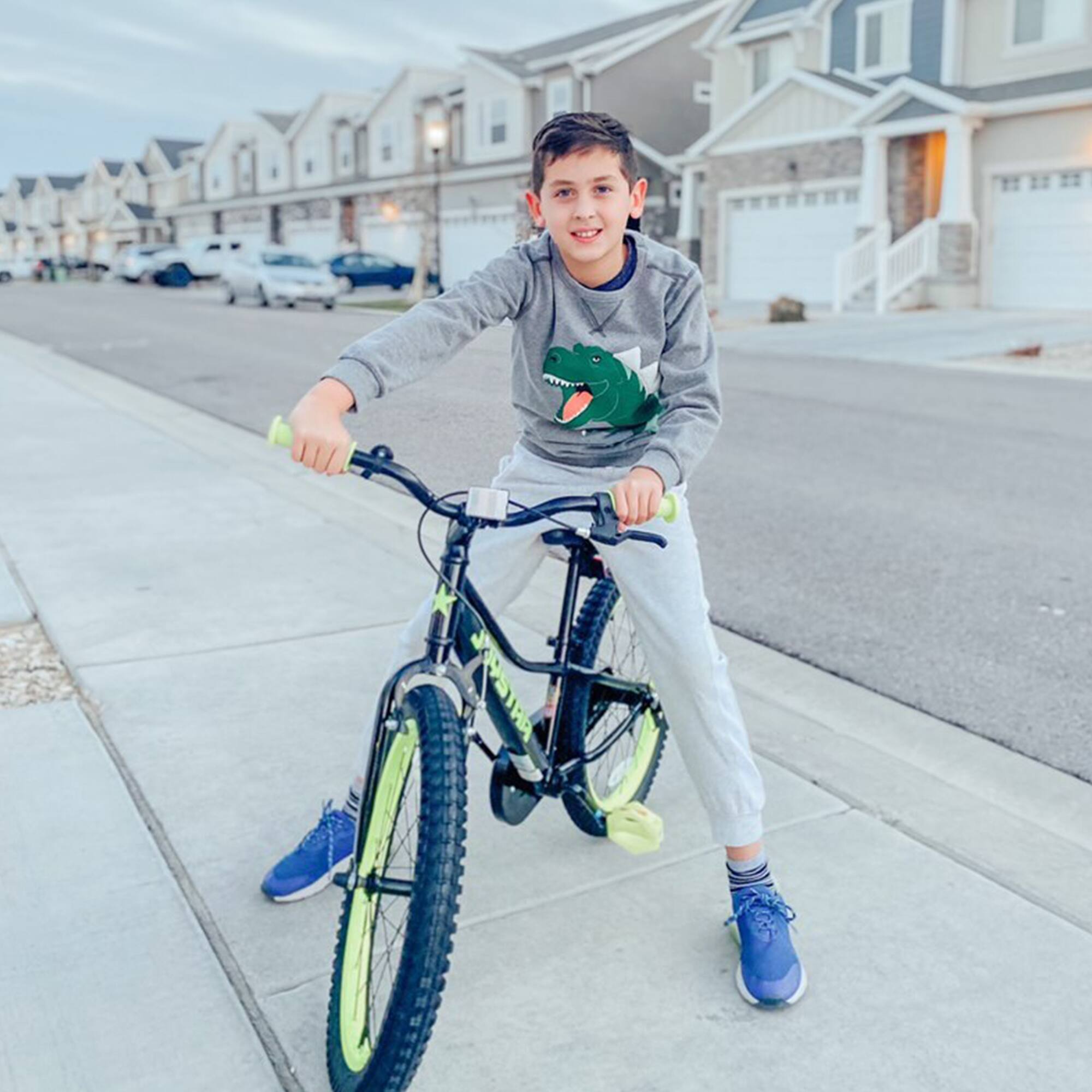 Angle. JOYSTAR - JOYSTAR NEO 20 Inch Kids Bike for Boys & Girls Ages 7-13, Kids Mountain Bicycle with Training Wheels & Handbrake, Black - Purple.