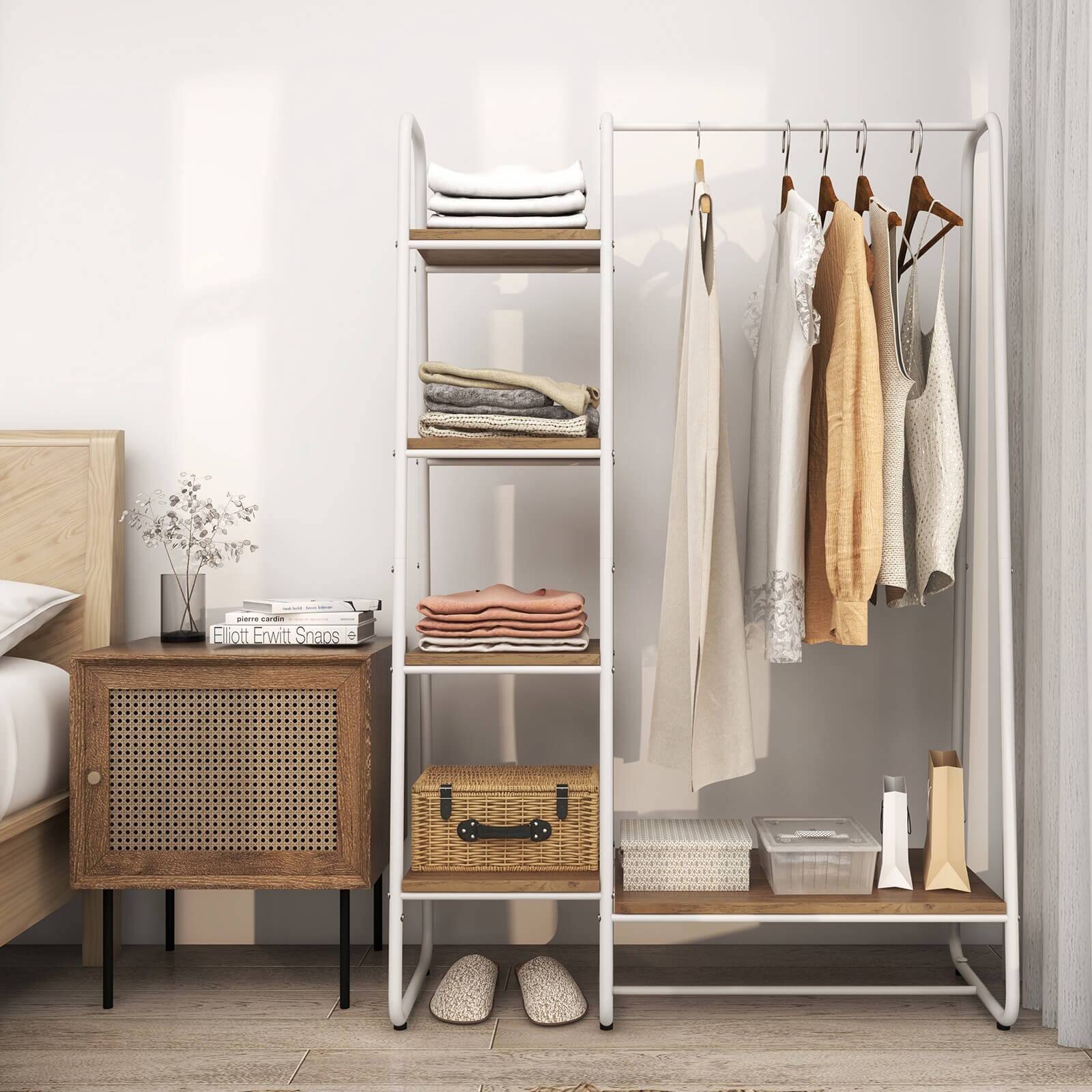 - I - e ades E lott Erwitt Snaps D

Corrected text: "Elliott Erwitt Snaps"