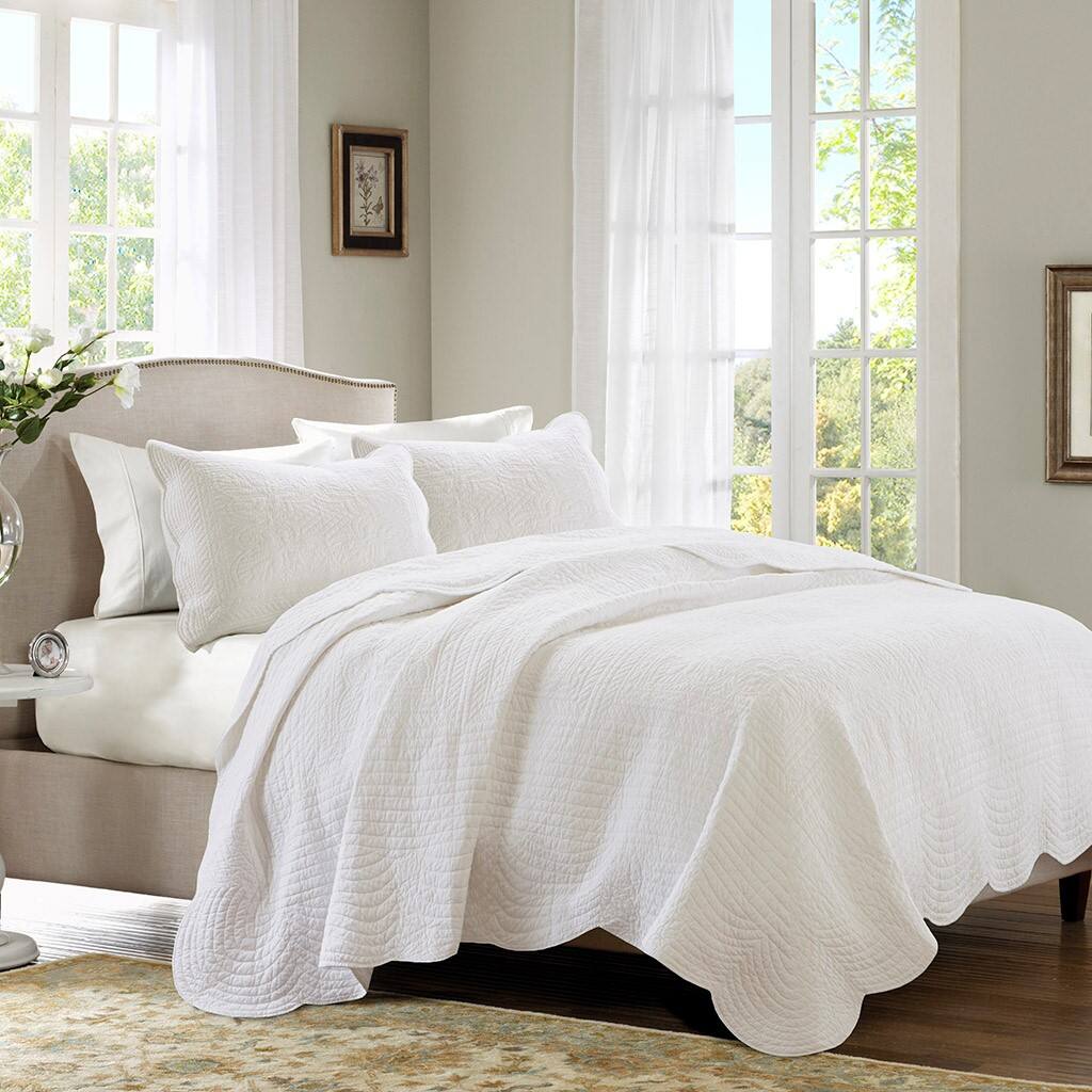 Alt View 1. Gracie Mills - Gracie Mills Salvatore 3-Piece Reversible Country-Inspired Scalloped Edge Quilt Set - White.
