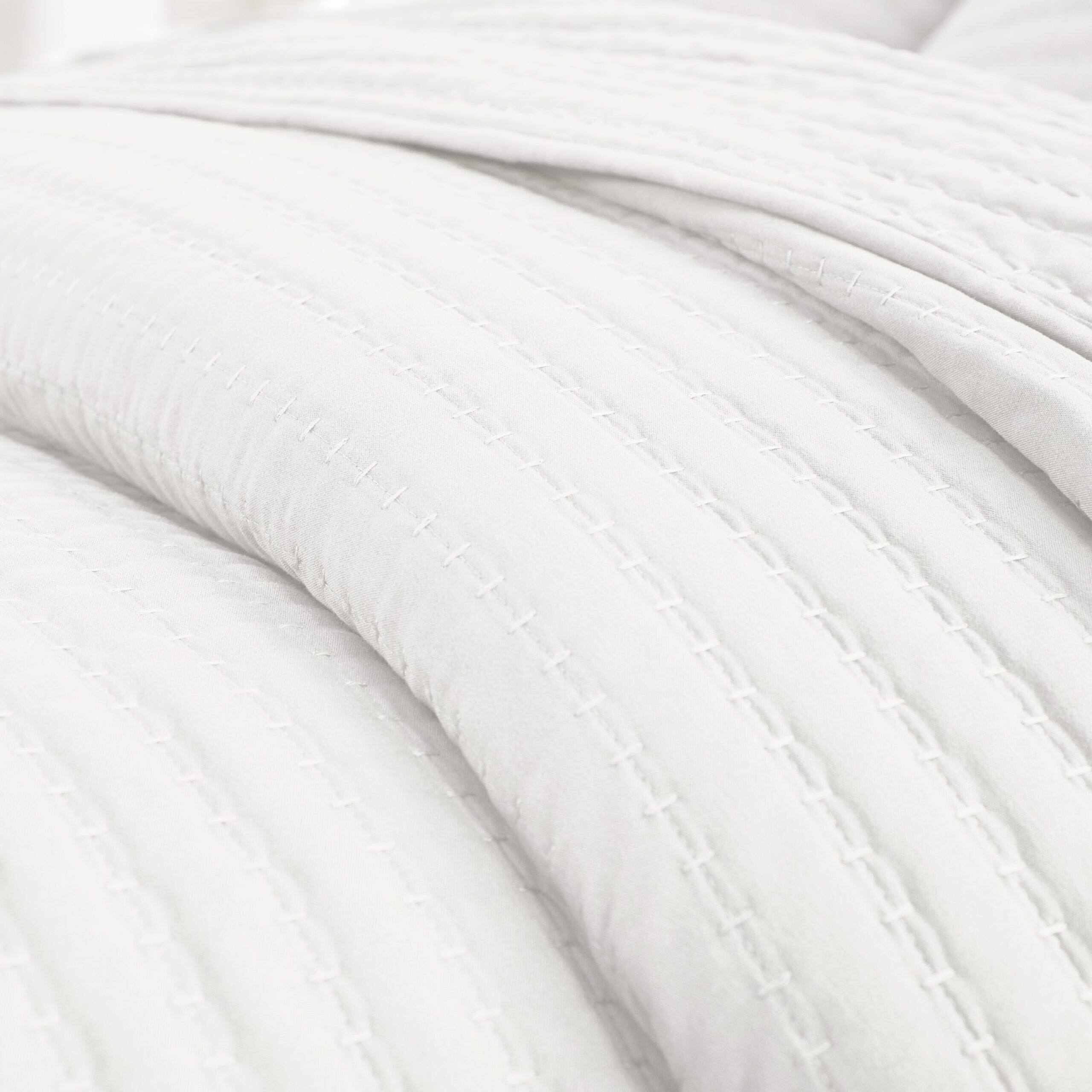 Left. BreeBe - Vineyard Pure White Quilt Set 3-Piece Full/Queen - White.