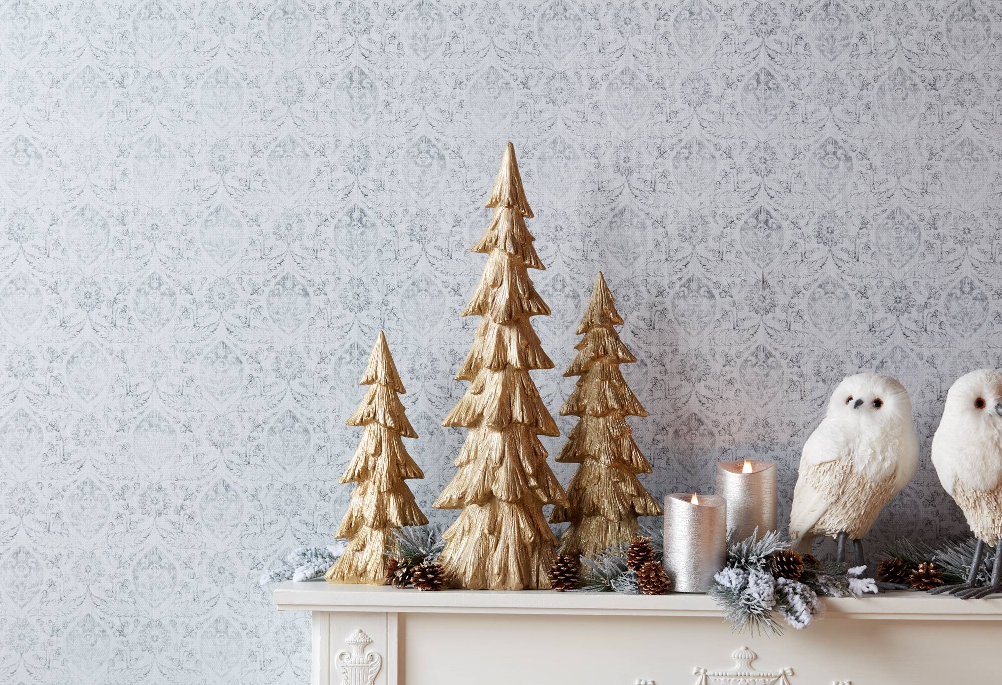 The text "CASEN cmo" appears to be a typo or misinterpretation. There is no visible text in the image that reads "CASEN cmo." The image shows a decorative scene with golden Christmas trees, white owls, and candles on a mantel against a wallpapered background.