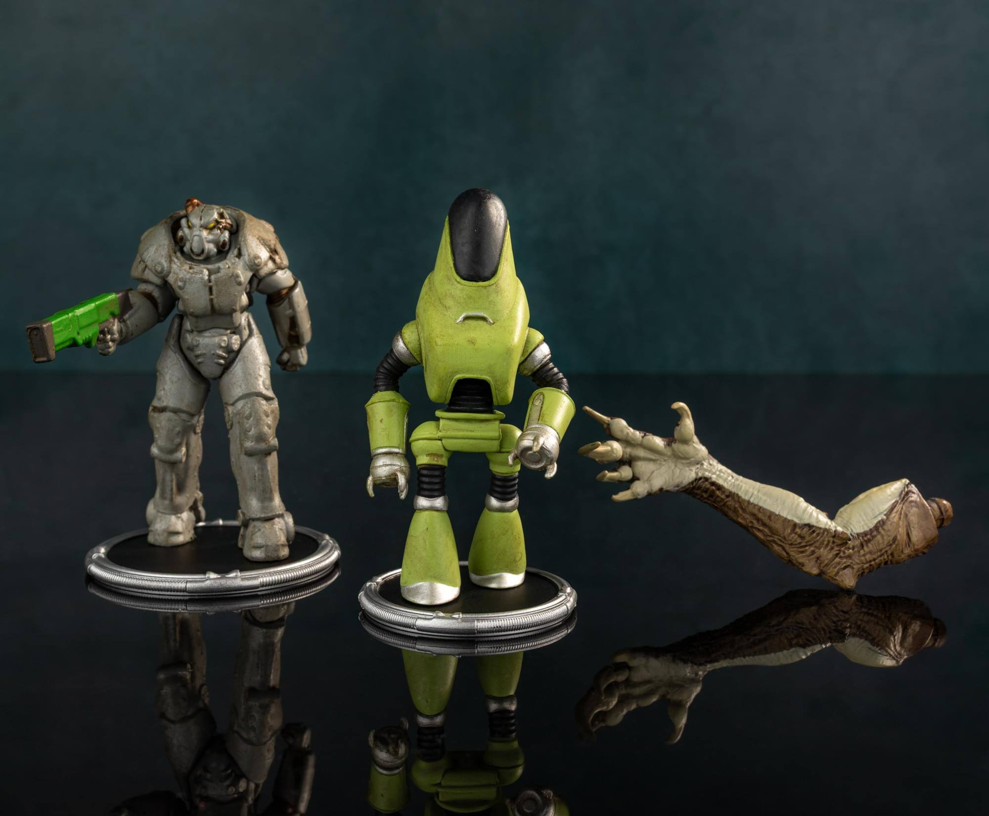 Alt View 5. Toynk - Fallout X01 and Protectron Mini Figure Set (Build-a-Figure Deathclaw) - Green.