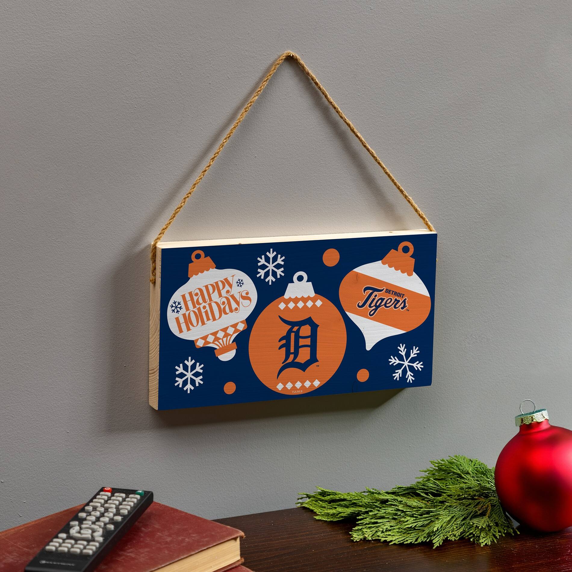 HAPPY HOLIDAYS  
DETROIT Tigers