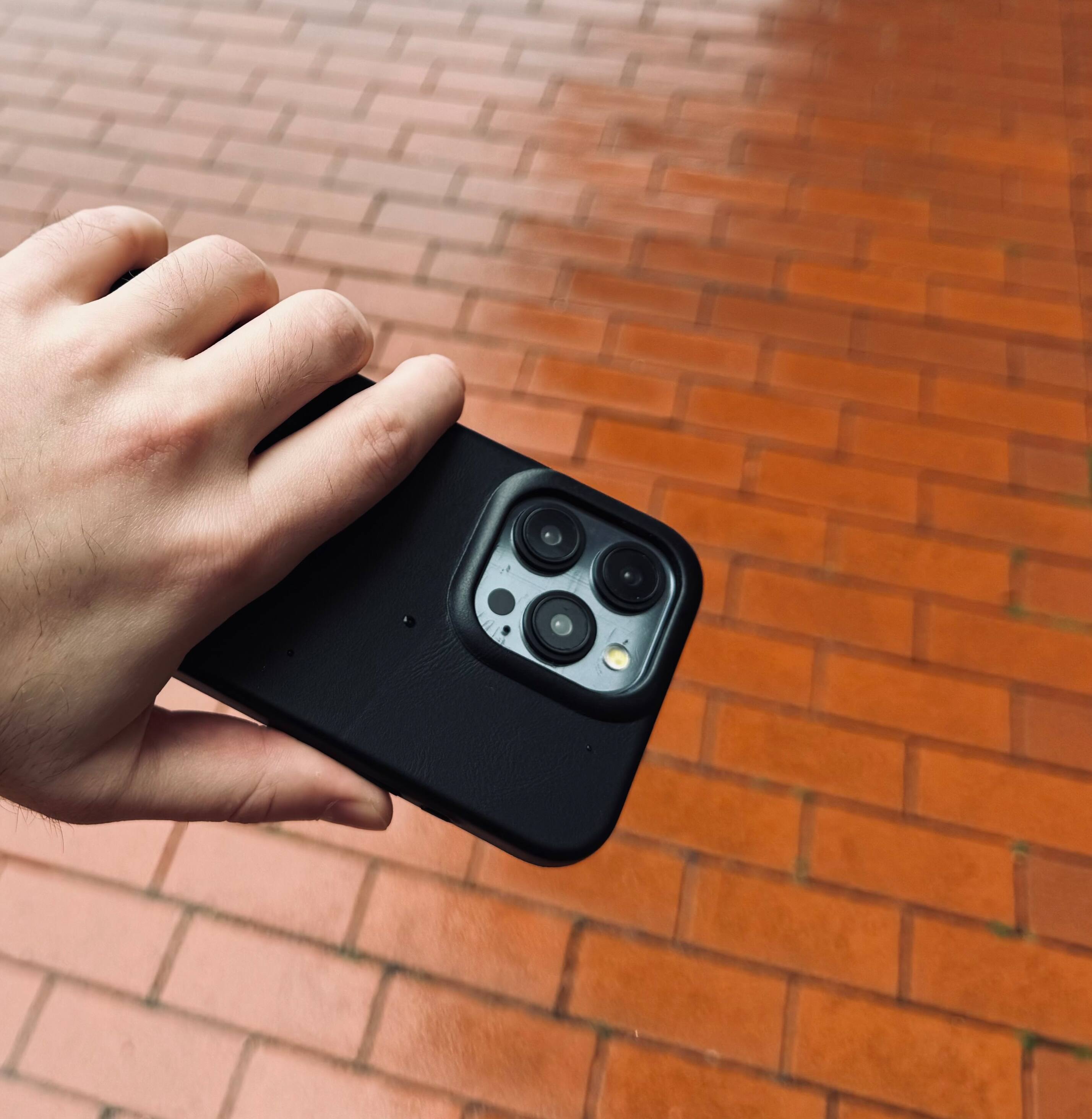 Alt View 1. LUMAZI - Handmade, Full Grain Leather, MagSafe iPhone 16 Pro Case - Midnight.