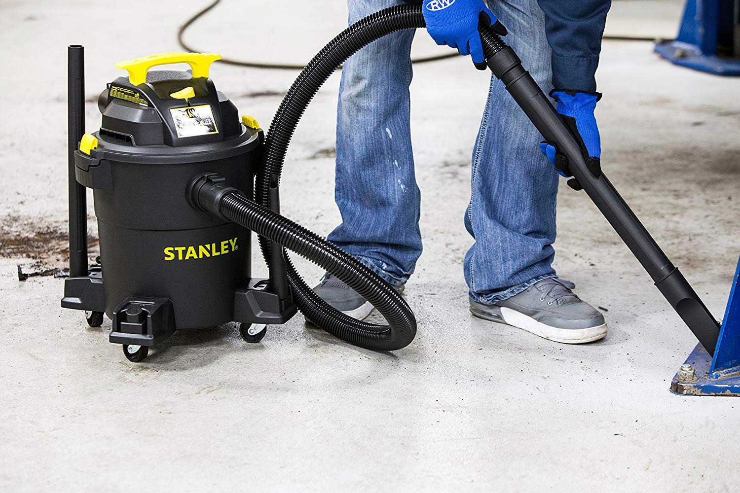 Back View: Stanley - 6 Gallon wet/dry vacuum - black