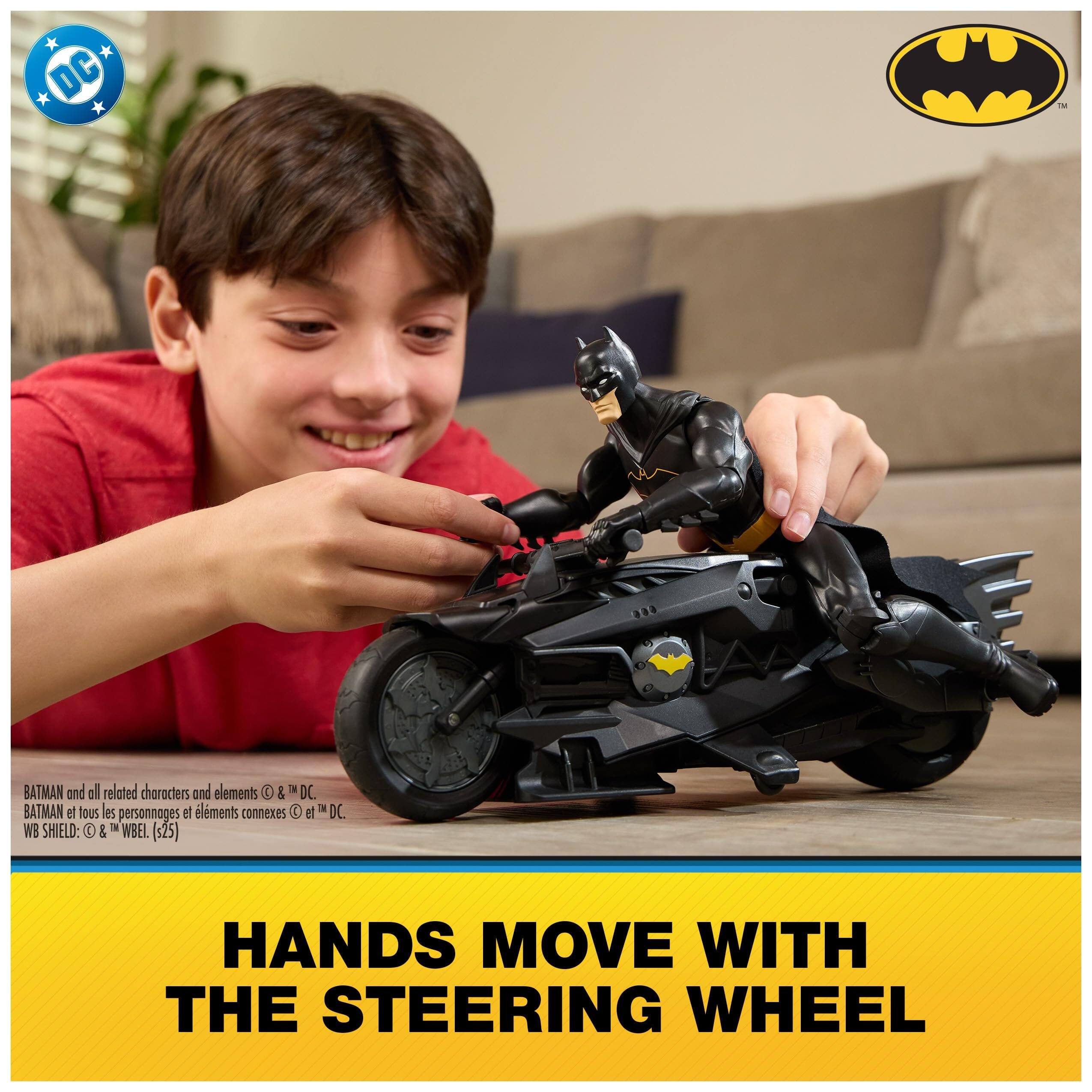 DC  
BATMAN and all related characters and elements © & TM DC. BATMAN et tous les personnages et éléments connexes © et TM DC.  
WB SHIELD: © & TM WBEI. (-25)  

HANDS MOVE WITH THE STEERING WHEEL