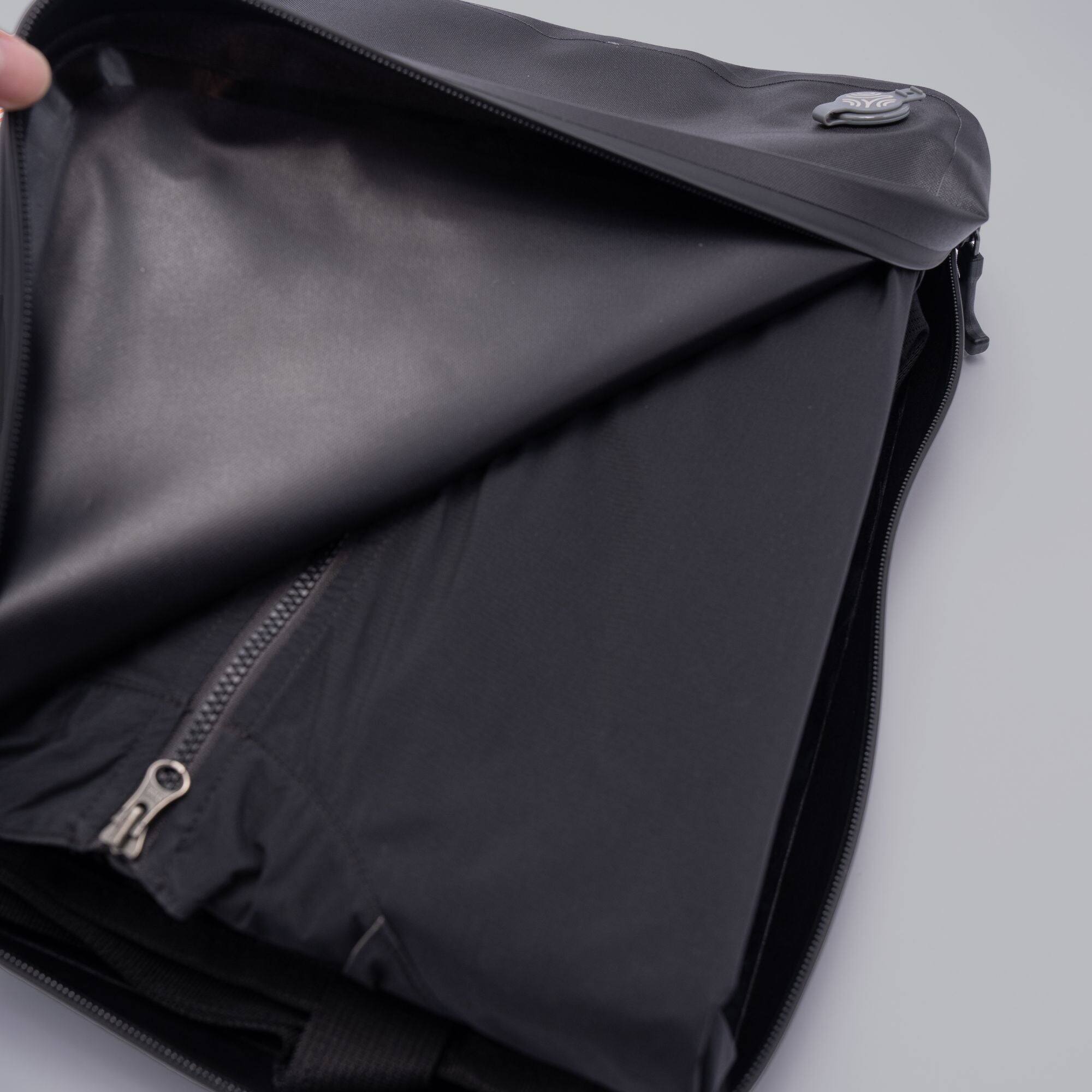 Angle. Agency - Vista - Compressible Leakproof Cube - Onyx Black.