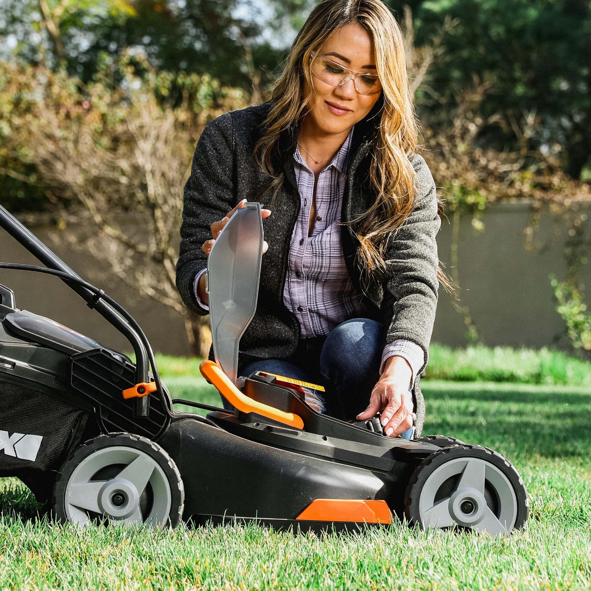 Alt View 14. WORX - WG743 40V 17" Walk Behind Lawn Mower with Grass Collection Bag and Mulcher (2 x 4.0 Ah Batteries and 1 x Charger) - Black.