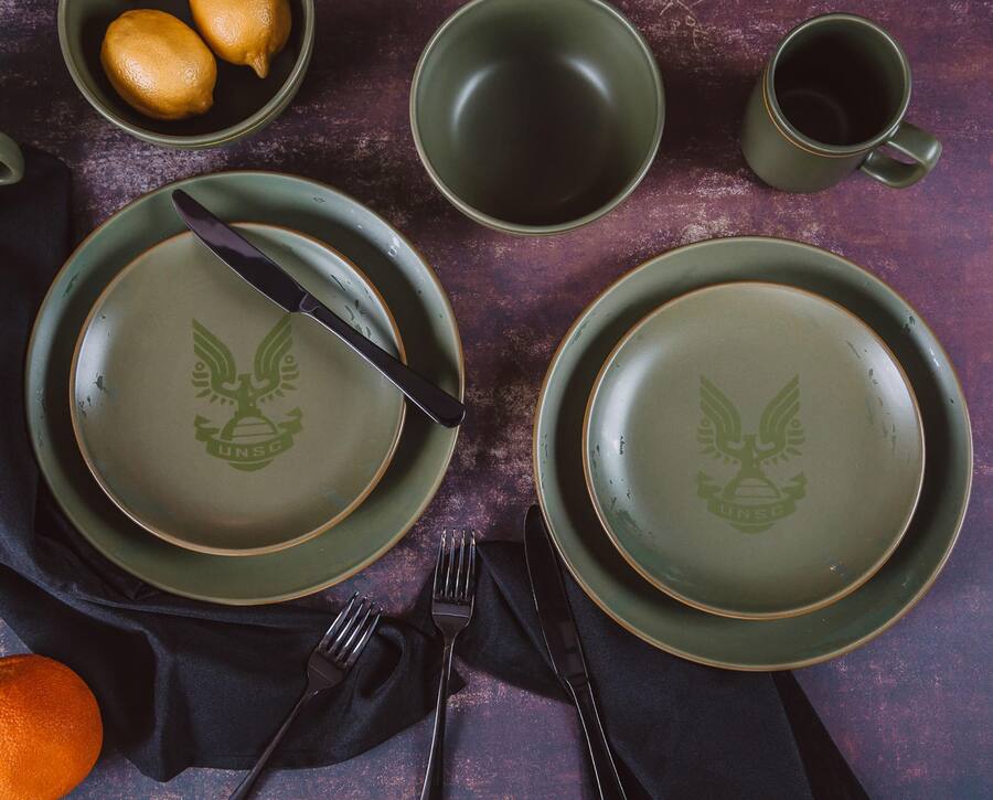 Chief Tableware Halo Master Chief 117 Stoneware 8 Piece Dinnerware Set | Plates, Bowls ...