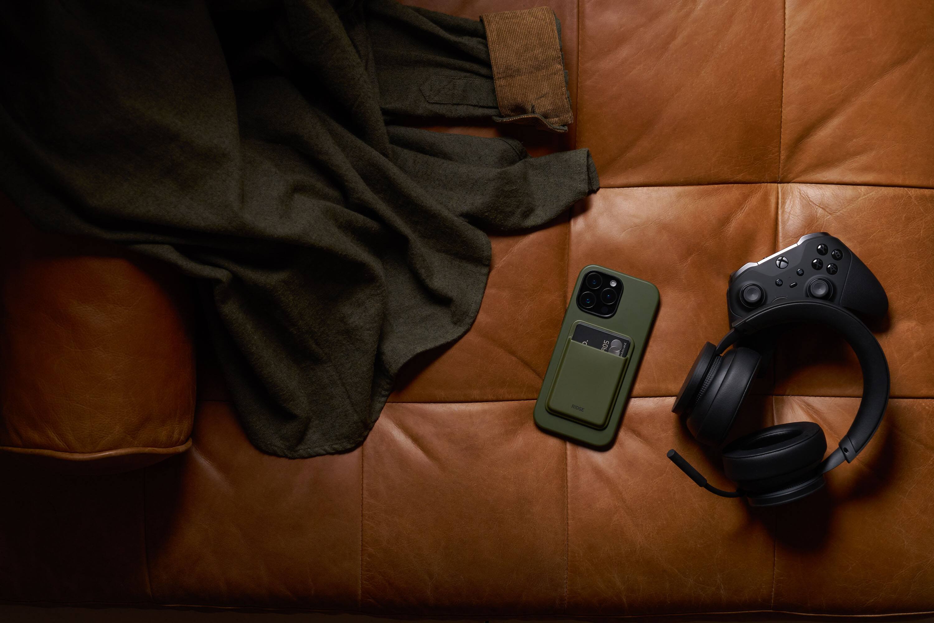 Left. The Ridge Wallet - Magsafe Cardholder - Matte Olive.