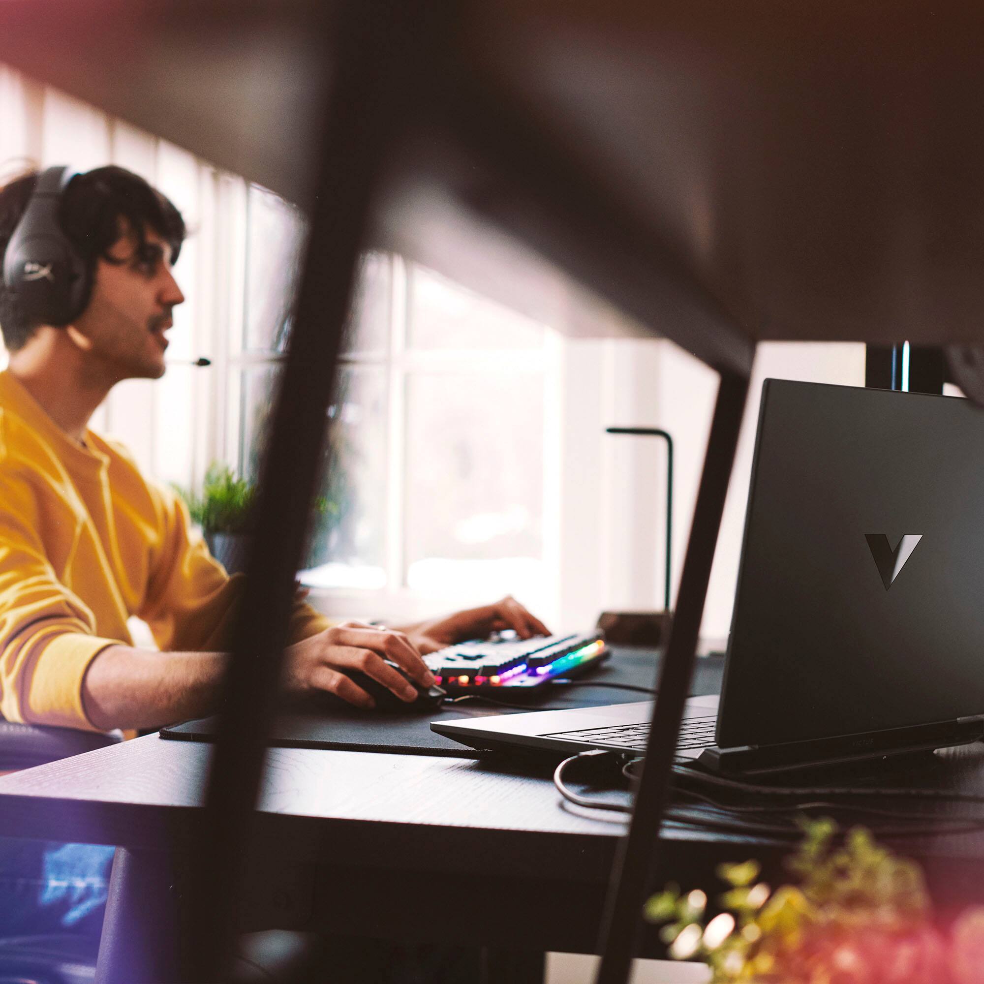 Alt View 7. HP - Victus 15.6" 144Hz Full HD Gaming Laptop - Intel Core i7-13620H 2023 - 16GB Memory - NVIDIA GeForce RTX 5060 - 1TB SSD - Mica Silver.